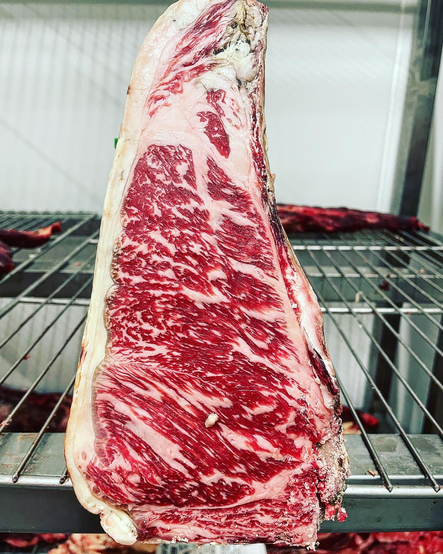 Beauté preciseuse d’un faux filet wagyu grade 7/8 disponible pour papilles exigeantes chez @boucherie_lyonnaise_origine_ #corbas #viandesmaturees