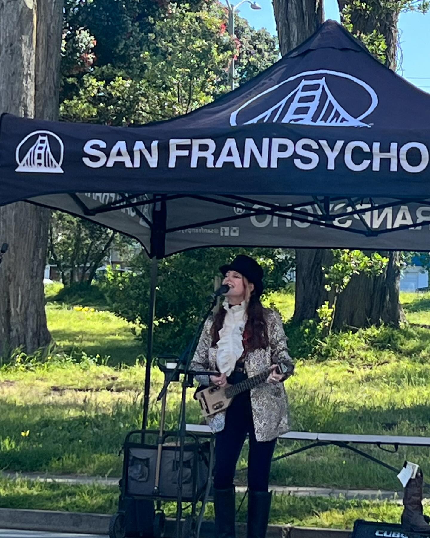 Had a stellar time playing @outersunsetfarmersmarket this morning! The weather was superb, the vibe was happy, and we even got a visit from the giant Flemish rabbit @alex.thegreat100
I arrived at 7:30 cuz I was a little nervous about finding parking. As I was relaxing and warming up in the car, I watched the vendors and market staff setting up. It’s a ton of work!! Sending a big shoutout to @kevinnorthband and his colleagues who put these events together, giving SF residents fantastic experiences and providing opportunities for musicians of all flavors.
I’ll be back at the #outersunset #market Sunday 4/21 9-11. 🤘
#sanfrancisco #markets #indiemusic #rocknroll