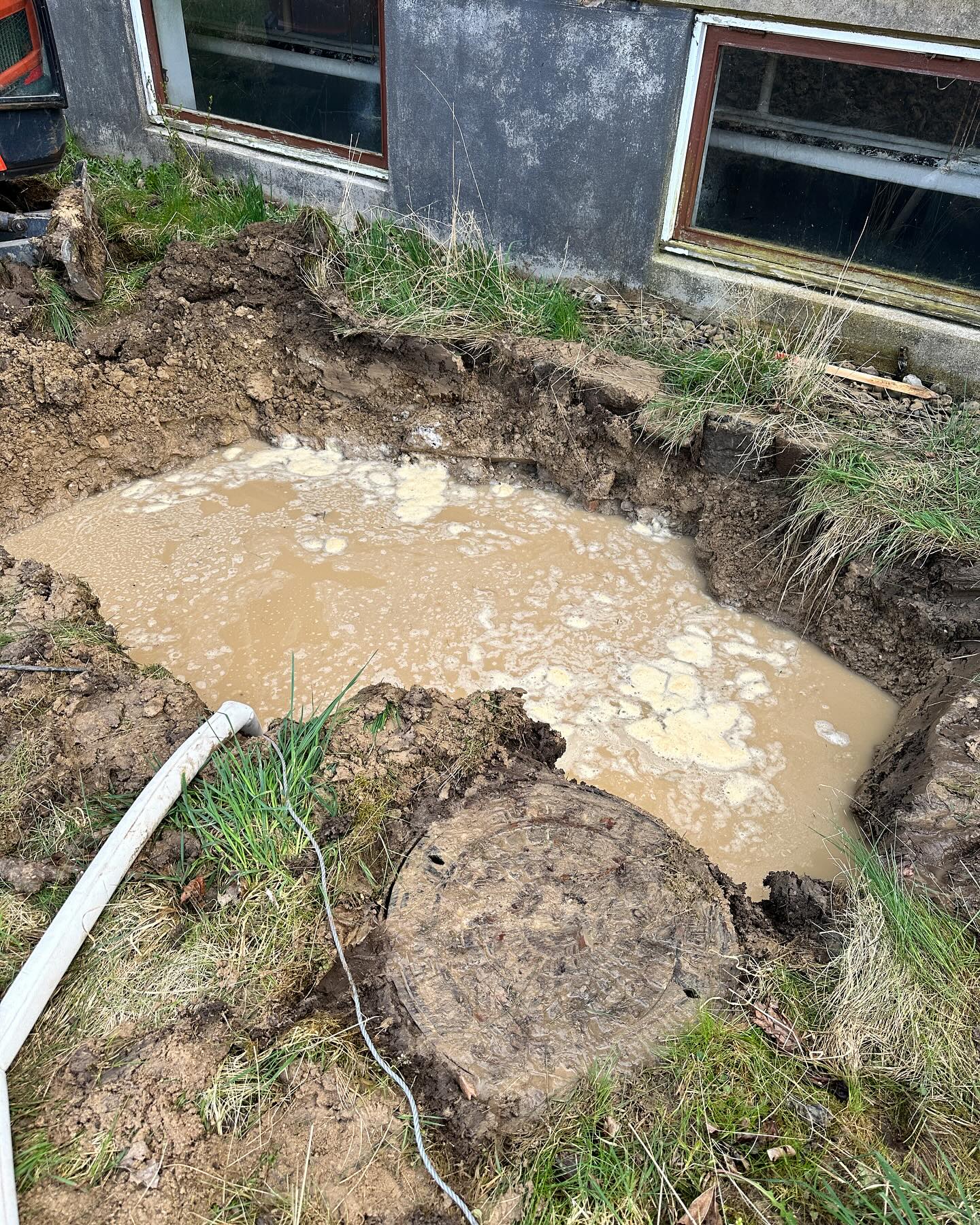 Midlertidig reparation af en gammel eternit vandledning i Auderød Lejeren. Et hul på størrelse med en tennisbold giver rigtig meget vand meget hurtigt. 💦