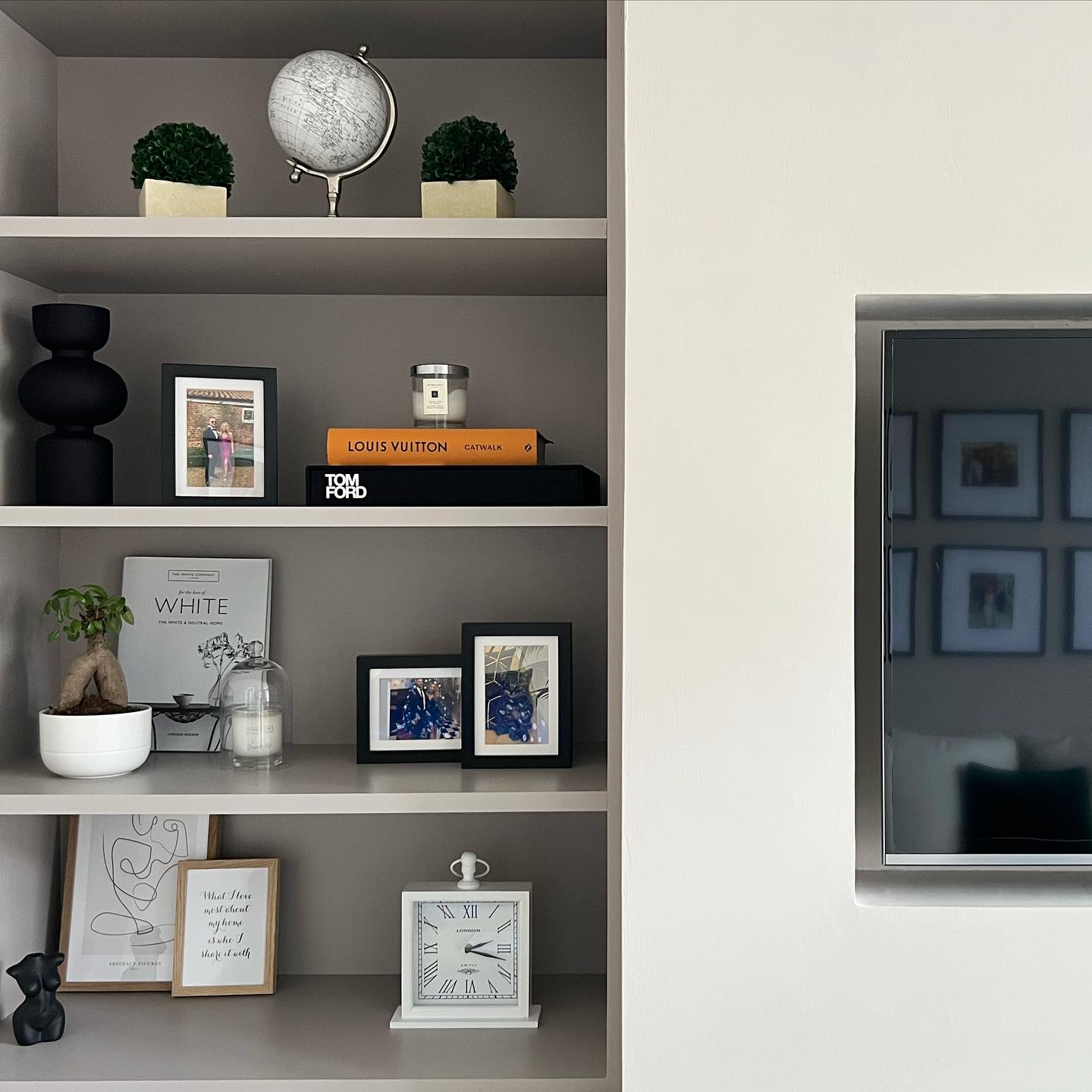 Adding decorative shelving to a lounge, creates a softer feel to the space especially with items that are specific to you.
The colour of the alcove shelving was painted in @farrowandball Elephant’s Breath. This colour can become almost lilac in the cooler light, shown here in a north facing room.
#lucyvictoriadesigns #shelvingdecor #alcoveshelving #decorativeshelves #LVD