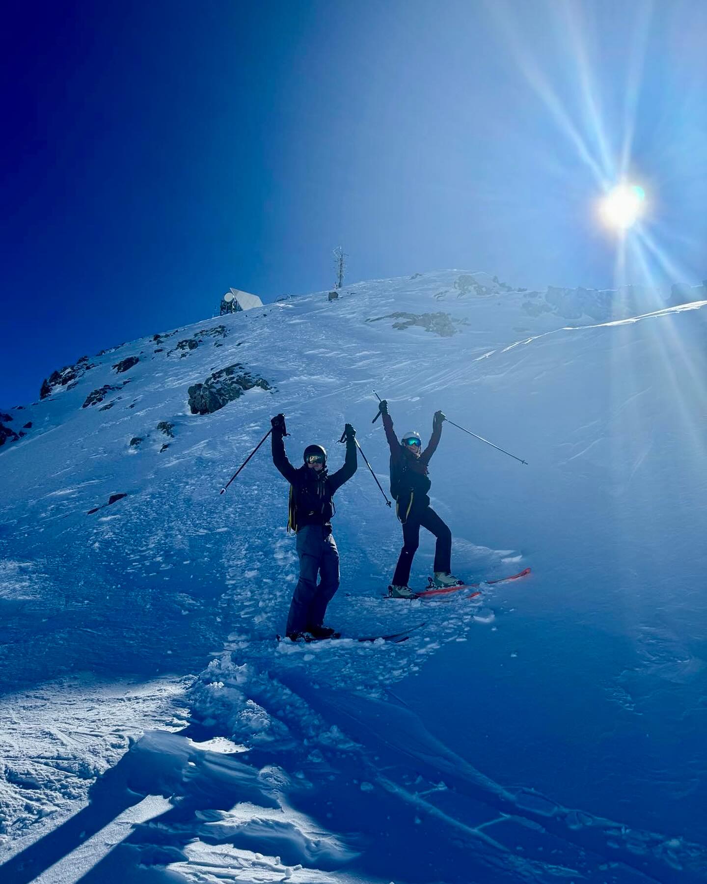 #tb to some glorious days on the Arlberg last week. Enjoying every single turn on- and offpiste #arlbergclassic #skischool #skiguides #stantonamalberg #lechzuers #unserarlberg #hülskenswasserbau #binderworld #adnovum