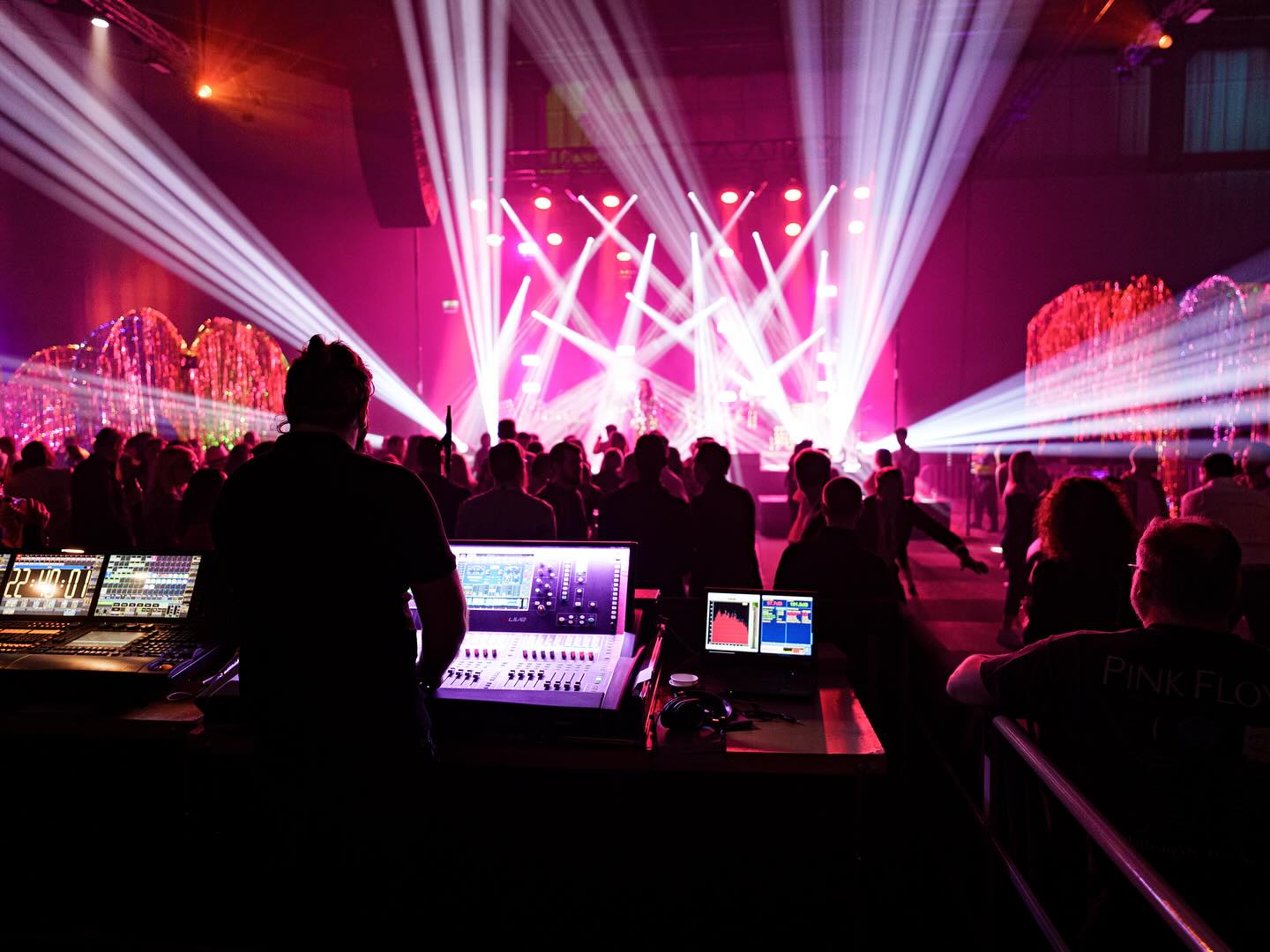 Happy New Year! ✨ We’re grateful for all that we accomplished during this past year, and excited for what’s coming next!! 🎊
.
.
.
#abouttimesweden #showband #happynewyear