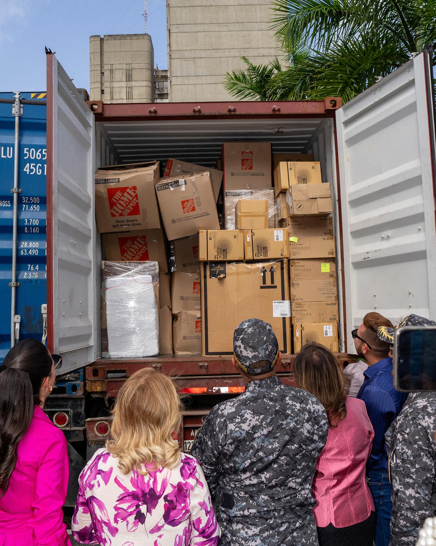 Ayer lunes, la alcaldesa del Distrito Nacional de Santo Domingo otorgó una proclama a nuestra fundadora @la_mamilover , nombrándola “Huésped Distinguida”. Un orgullo para la Fundación Guiribitey ver cómo su esfuerzo y sacrificio han permitido construir un patrimonio que se comparte con los más necesitados.
En colaboración con la Policía Nacional, abrimos el contenedor que ustedes hicieron posible y visitamos los barrios más vulnerables de la ciudad. También asistimos a dos programas de TV y un podcast para hablar de nuestra misión en República Dominicana.
Agradecemos a todos los que hicieron esto posible. #GuiribiteyFamilyFoundation 🇺🇸
Yesterday, Monday, the mayor of the National District of Santo Domingo presented our founder with a proclamation, naming her a “Distinguished Guest.” The Guiribitey Foundation is proud to see how her effort and sacrifice have built a legacy shared with those in need.
In collaboration with the National Police, we opened a container and visited the city’s most vulnerable neighborhoods. We also attended two TV programs and a podcast to discuss our mission in the Dominican Republic.
We thank everyone who made this possible.