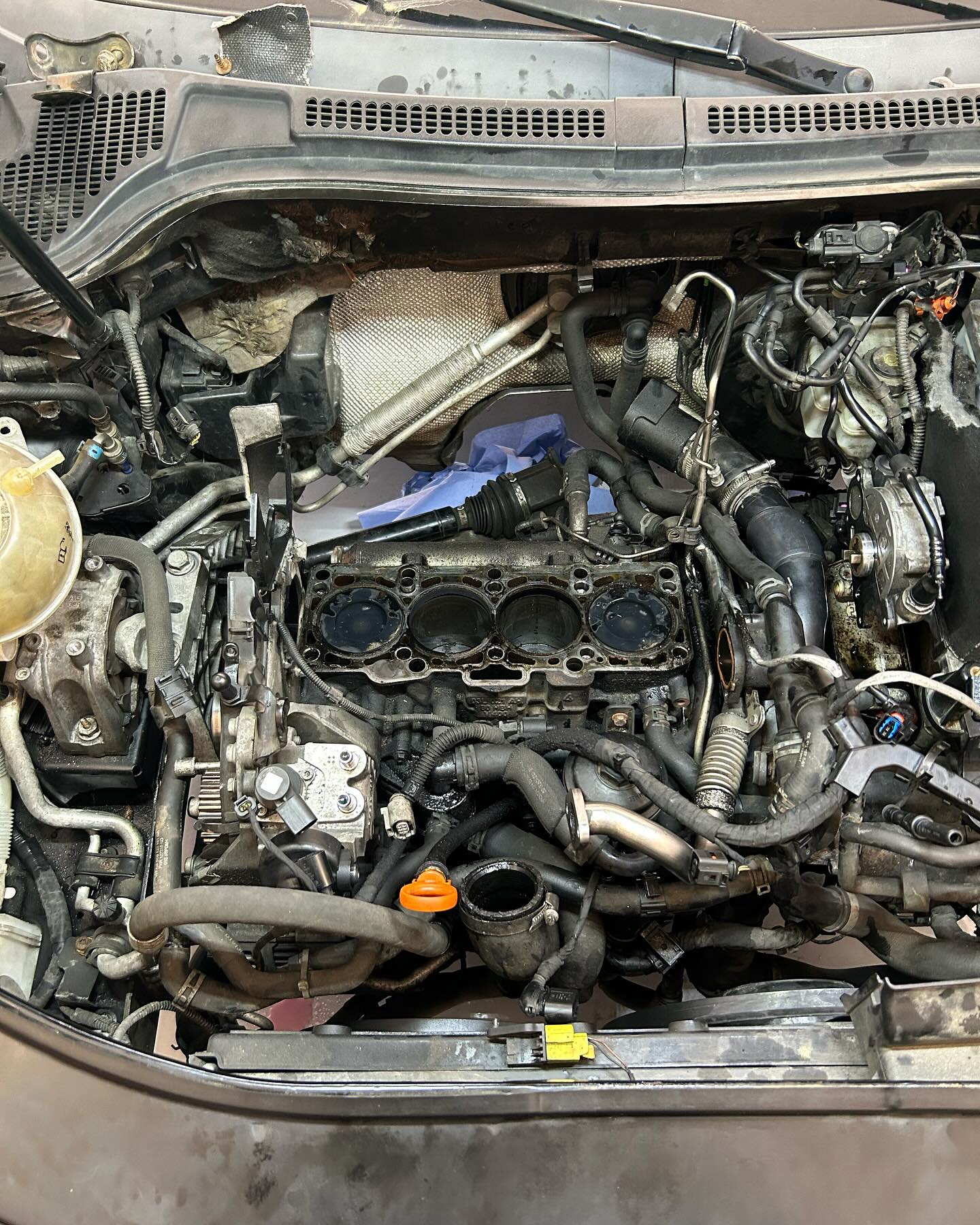 Škoda Superb 2 2.0 Tdi 125kw.
.
Zákazník dojel se ztrácející chladící kapalinou a bílým kouřem z výfuku.
.
Prasklá hlava na 3 válci 💦
.
Při tom všem se udělal repas vstřikovačů, vysokotlakého čerpadla a turbodmychadla
.
#skoda #superb #20tdi #head #repair #diesel #timing #injector #turbo #turbodiesel #commonrail #dehet #czech #czechrepublic #boy #czechauto #mechanic #instaphoto #instagood #car #black #dsg #automatictransmission #vw #audi #seat