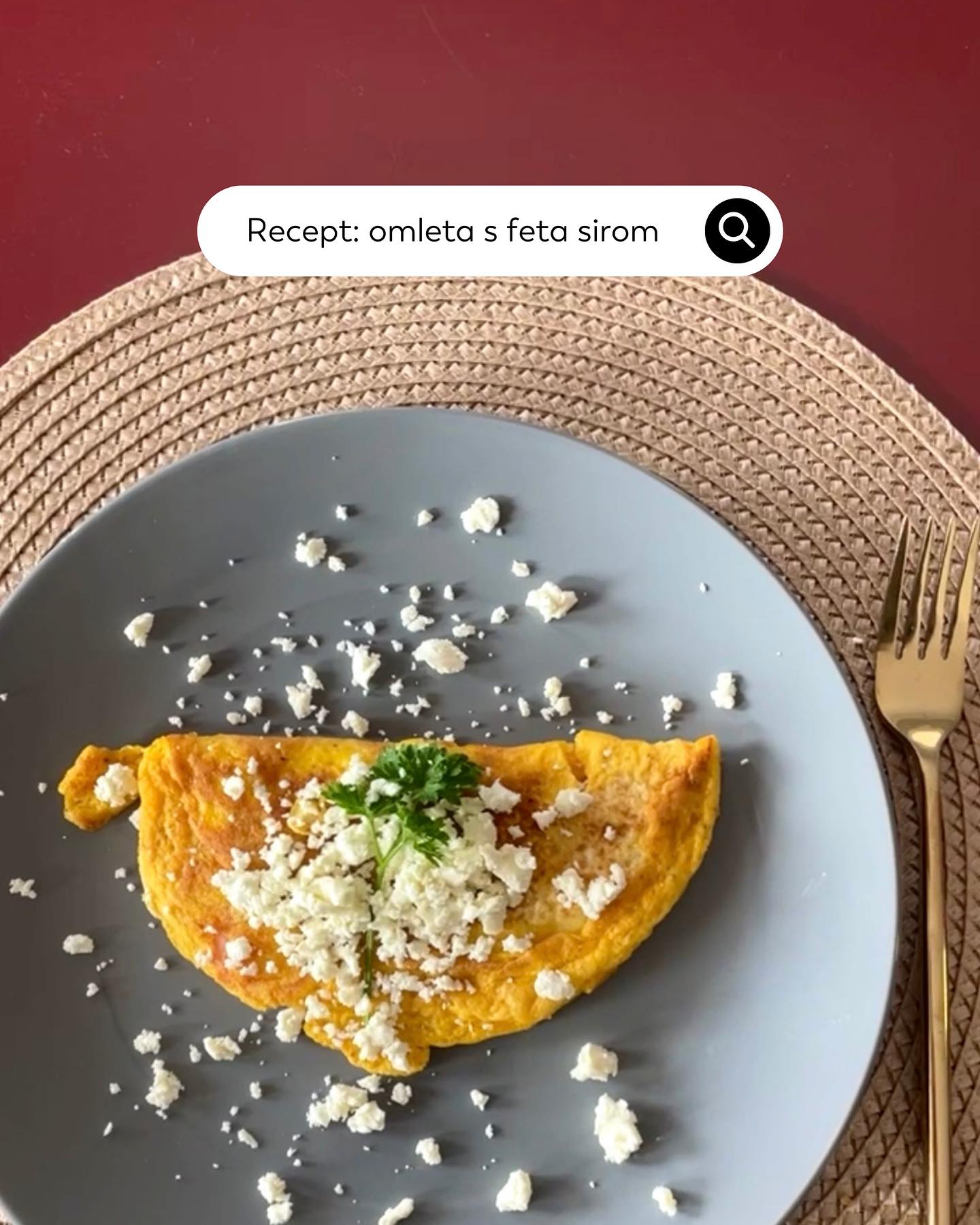 Ideja za obrok: Jajčna omleta s feta sirom🍳
Velikokrat punce nimate ideje za pripravo hitrih obrokov. Zato so recepti iz jajc vedno odlična rešitev. Hitro so pripravljeni in vedno okusni!
Jaz sem si danes za večerjo pripravila omleto s feta sirom. Notri sem dodala še malo slanine za še boljši okus.😋
Lahko pa si jo pripravite tudi za zajtrk.
SESTAVINE:
* 2 jajci
* 25g feta sira
* 2 rezini slanine
PRIPRAVA:
Jajci ubijemo v manjšo skledico. Dodamo sol in sveže mleti poper in stepemo z vilicami (da v mešanici ni videti delov beljaka ali rumenjaka). Pazimo, da jajc ne spenimo. Nato jajca nalijemo v ponev in omleto pečemo 1-2 minutki. Nato v omleto dodamo slanino, nato omleto ‘prepognemo čez’ in jo popečemo še na drugi strain.
Na koncu na omleto potresemo še malo feta sira in obrok je ready! 😎 Simpl.
Jaz si vedno zraven narežem še košček kruha ali pa si popečem toast.🍞
Shrani objavo, saj ti bo prišla prav takrat ko ti bo zmanjkalo ideje za obrok💗
#badassbejba #badassrecipe #recipeoftheday #recept
#healthyrecipe #yummy #yummyfood