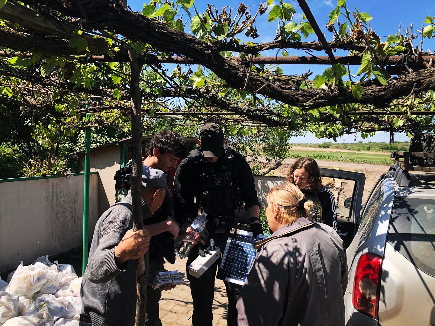 The civilians in these areas don’t have electricity⚡️anymore.
@laarzival is explaining the solar panel to them, so they can charge 🪫🔋their phones and lights 🔦
Thanks to @defactohumanity for the solar panel 🙏🏼🫶🏻🇺🇦
#volunteer #ukraine #solarpanels #electricity #civillians #warinukraine #frontline #villages #donations #volunteering #helpukraine #russiaisaterroriststate
