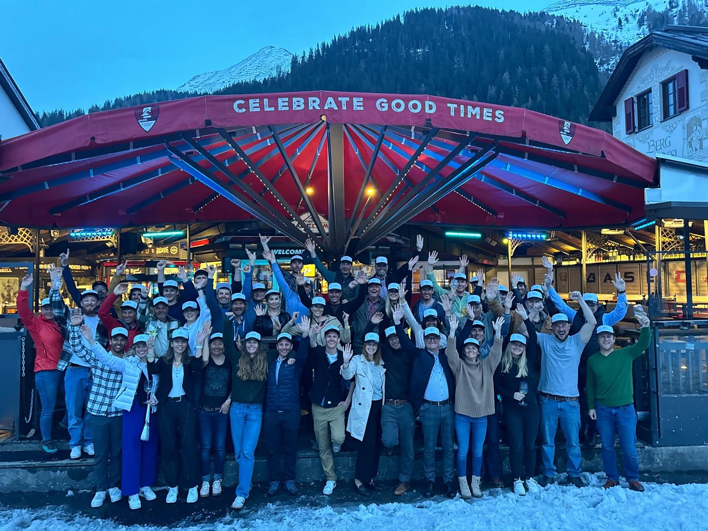 ✨Teamwork makes the dream work✨
Ein großes DANKE an unser super Team, allen Sponsoren & Partnern für die Wintersaison 23/24 und an das @basecamp.st.antonarlberg für einen tollen Abschlussabend.
Ski you later⛷️ #arlbergclassic #skischool #skiguides #stantonamarlberg #lechzuers #hülskenswasserbau #binderworld #adnovum
