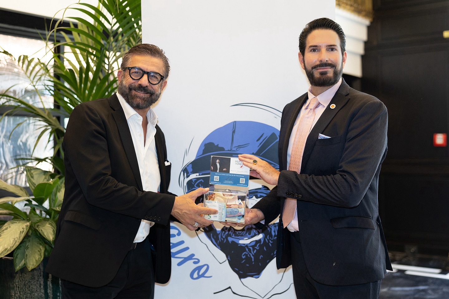 Spendenaktion für die HILFSTÖNE 🙌 Am 19. September fand im stilvollen Restaurant Émile im Hilton Vienna Plaza ein ganz besonderes Event statt: „Mauro & Friends“. Gastgeber Mauro Maloberti, bekannt aus „Mauro Mittendrin“ sammelte dabei auch Spenden für unsere HochwasserHilfe. DANKE @mauro_mittendrin @maurojohnmaloberti_official @hiltonviennaplaza @hilfstoene #ClemensUnterreiner #kammersänger #österreich #wienerstaatsoper #ViennaBaritone #unterreineropera #unterreiner #intendant #operburggars #oper #opera #concert #konzert #charitygentleman #hilfstoene #operasingers #operalover #letsopera #musik #news #kultur #OperaNews 📸©️Rene Brunhölzl