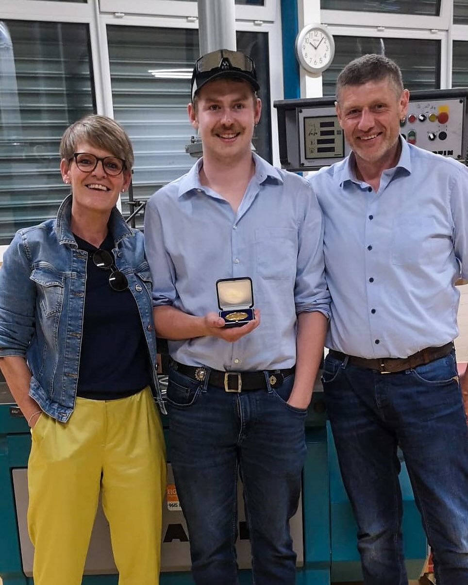 Wir gratulieren unserem Lehrling Ivo Styger ganz herzlich zum ersten Rang in seiner Lehre zum Schreiner EFZ Fachrichtung Bau/Fenster. 🥇
Wir sind stolz auf dich und freuen uns riesig mit dir!!
#gold #lehrabschluss #klassenbester #schreinerdesvertrauens
