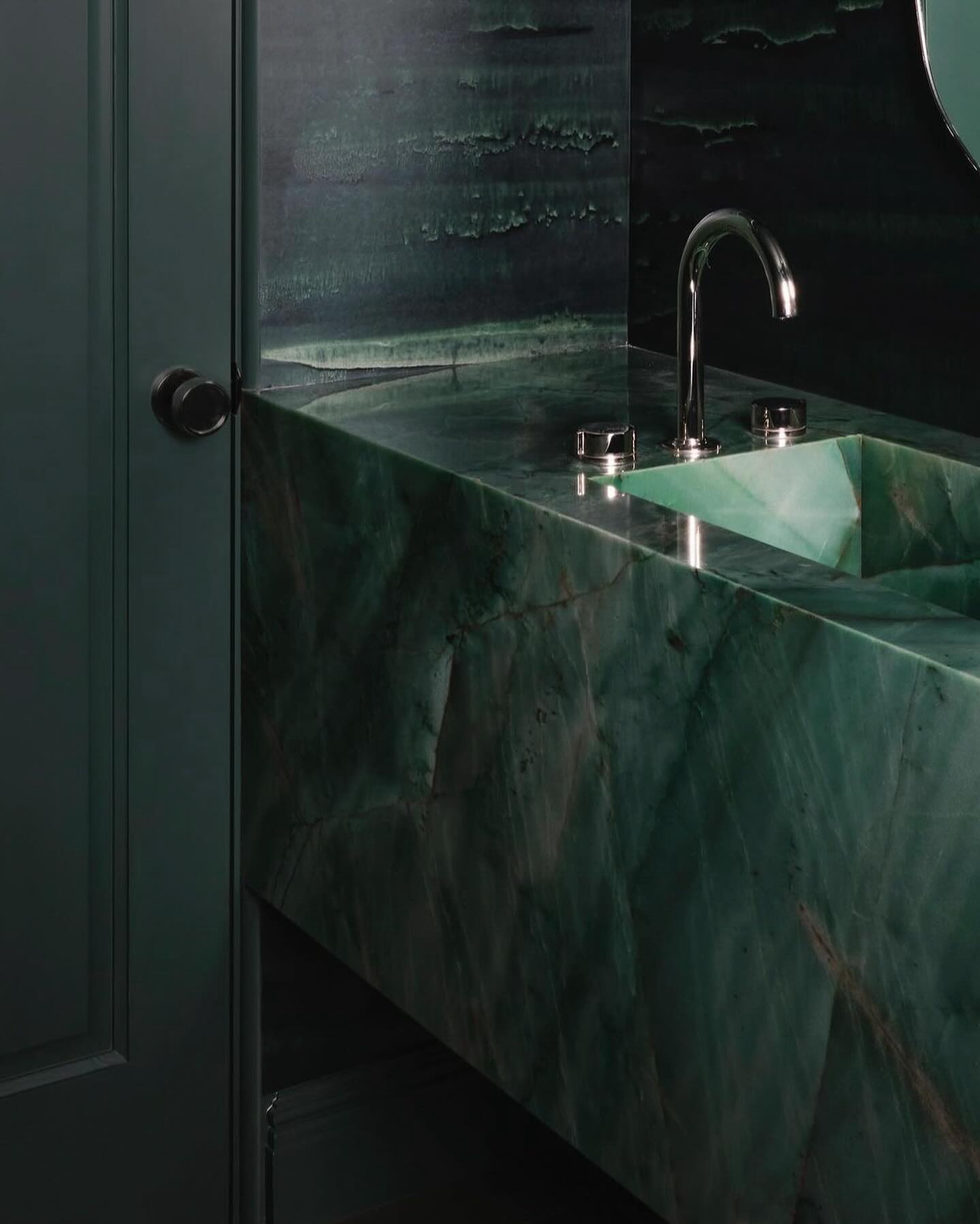 A vision unfolds, sumptuous and glamorous, where the air in the room is filled with the hypnotic allure of luxury. Every surface gleams, bathed in the deep, mysterious hues of malachite—a green so magnetic, it draws you in.❤️ #fixturesinspiration @adamhunter #bathroom #bathroomdesign #powderroomdesign #powderroom #parisontario #parisontariocanada #hamiltonontario #hamiltonontariocanada #brantfordontario #brantford #cambridgeontario #dundasontario #dundasontariocanada #luxury