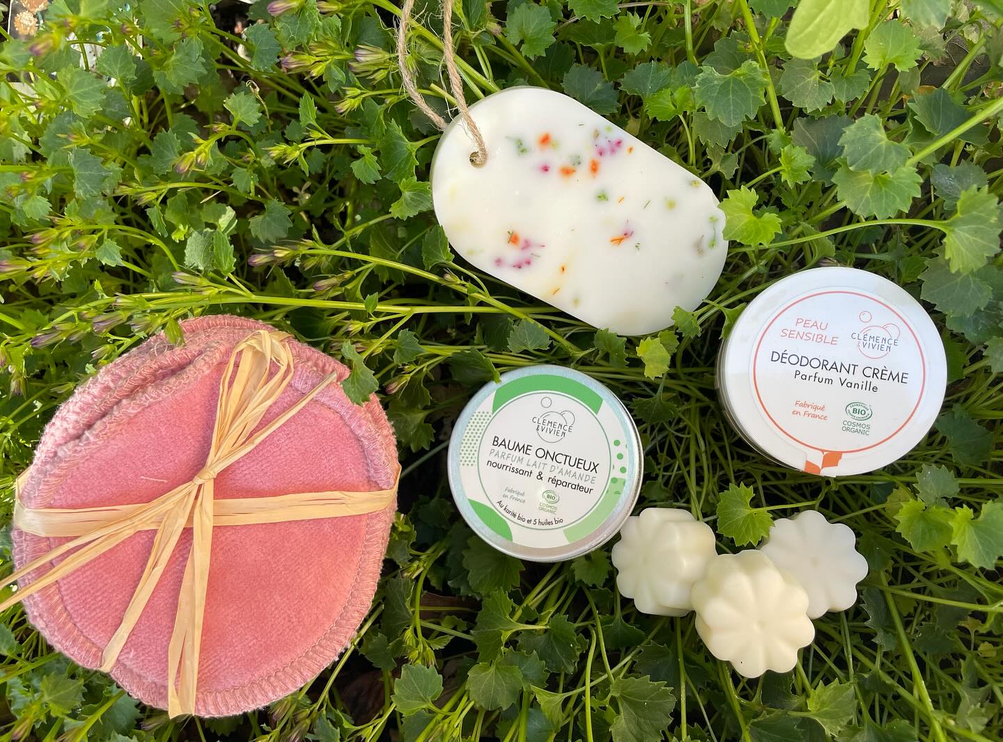 La boutique est (enfin) passée au mode printemps : suivez la 🌸 pour trouver tous les produits qui pourraient vous faire du bien en attendant le soleil.
Baume, déodorant solide, fondant parfumé fleur de coton, suspension parfum linge propre, cotons lavables… tout pour se faire du bien 🤩
#bio #produitsbio #boxbio #baume #deo #fondantparfume #suspensionparfumee #artisanatgironde #artisanat #parfum