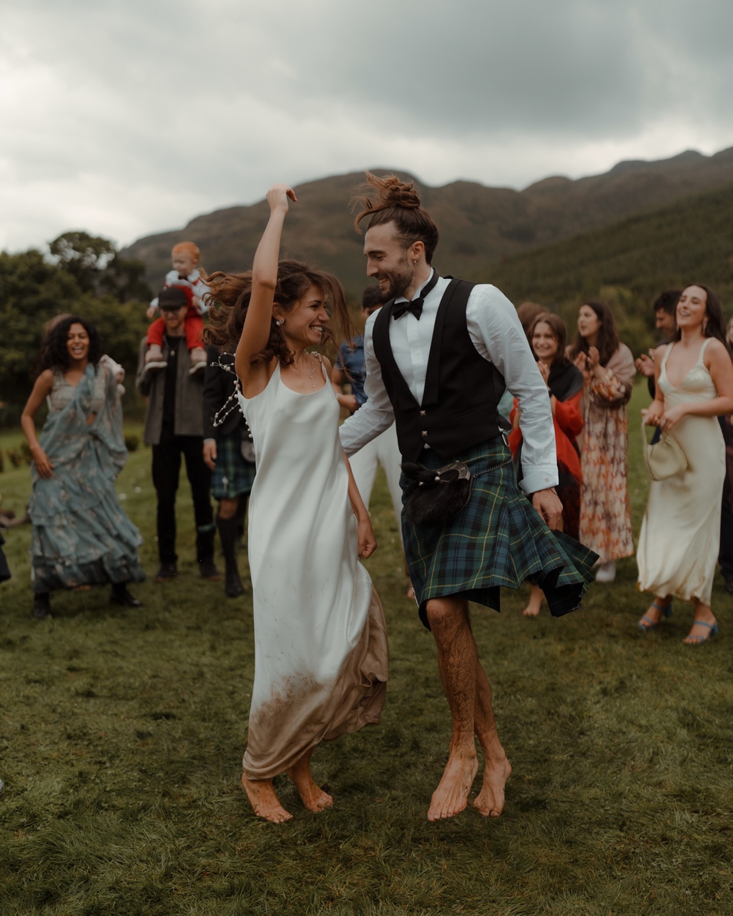 Witnessing a wedding party dance freely to @clannandrumma barefoot in the mud was something special ✨ this was a good’un.
@carrickcastle
@tupelotree
@pwworkshop