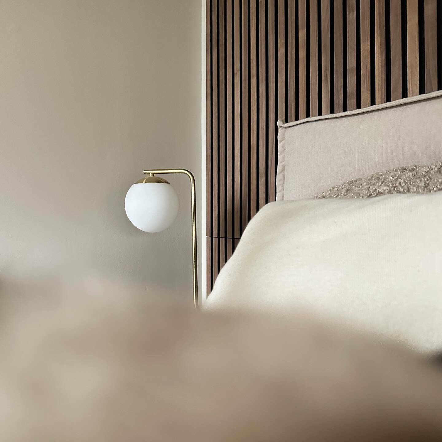 Unser Schlafzimmer ist nun seit ein paar Wochen soweit fertig bis auf mini Details und heut ist durch Zufall dieser schöne Schmappschuss entstanden. Getreu dem letzten Post hau ich das nun einfach spontan raus ☺️ Vorne das Unscharfe ist dabei nicht mal beabsichtigt oder eine fancy Kameramöglichkeit - einfach unsere Penny, die frontal vors Bild gelatscht ist 😺
Werbung | Ich zeigs euch auch noch im Detail. Aber hier seht ihr schonmal wie toll die Holzpaneele von @woodupp_de mit dem neuen Bett von @musterring harmonieren 😍 Wir schlafen so gemütlich und wohlig in diesem warmen kuscheligen Zimmer nun 🥰
#bedroommakeover #comingsoon #bedroom #schlafzimmer #schlafzimmermakeover #interiordesign