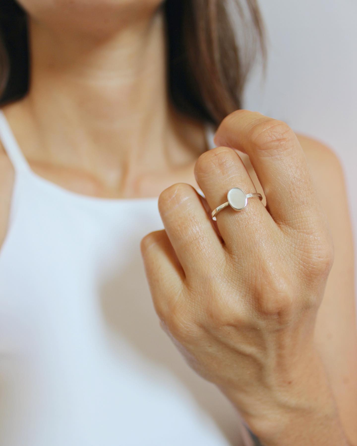 Nouveauté, la NACRE 🤍
Bague Rastel sertie d’une pierre fine Nacre, disponible sur www.lesudatelier.fr
#pierrefines #nacreblanche #baguenacre #bijouxcreateur #bijouxnacre #baguepierrenaturelle #baguepierrefine #bijouxcreatricefrançaise #madeinlesud #createurdusud #lesudcestlavie #bagueintemporelle #baguesertie #bijouxfabriquésenfrance #bagueargent #bijouxgemmes