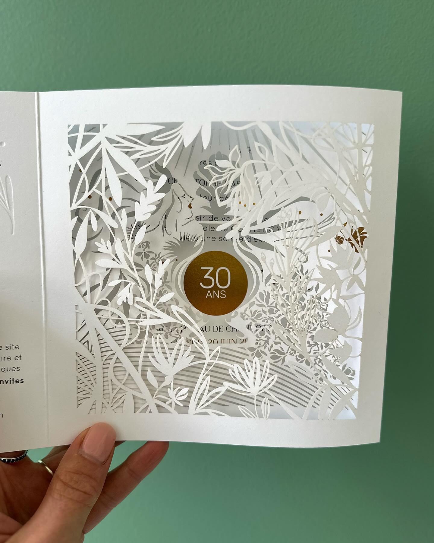 // 30 ans COSMETIC VALLEY //
Pour célébrer ses 30 ans, Cosmetic Valley a réuni hier l’écosystème de la filière #parfumerie #cosmétique.
Plus de 400 acteurs de la filière se sont rassemblés lors d’un événement exceptionnel au Château de Chambord, avec Stéphane Bern en maître de cérémonie.
Un tel événement méritait une invitation qui sort de l’ordinaire.
Cosmetic Valley souhaitait une invitation unique, un bel objet à conserver.
Nous avons misé sur un dépliant 4 volets, avec de belles finitions ; découpe laser et gaufrage.
Ma mission était de soumettre un concept, de le réaliser, de trouver un partenaire imprimeur capable de répondre à notre demande dans un temps record, et de suivre les étapes de sa fabrication.
Merci pour la qualité de votre travail ICB imprimerie👌