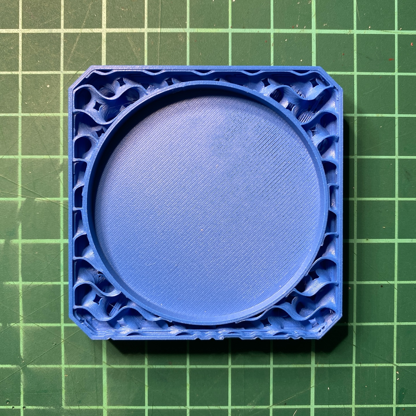 So sehen unsere Würfel im Inneren aus. ☺️ Diese Füllung ermöglicht es uns Material zu sparen, obwohl die Festigkeit gleich bleibt. Dieses Füll-Muster nennt sich Gyroid.
#infill #gyroidinfill #3dprinting #3ddruck #polymakerfilament #polyterrafilament #blau #labyrinthwuerfel