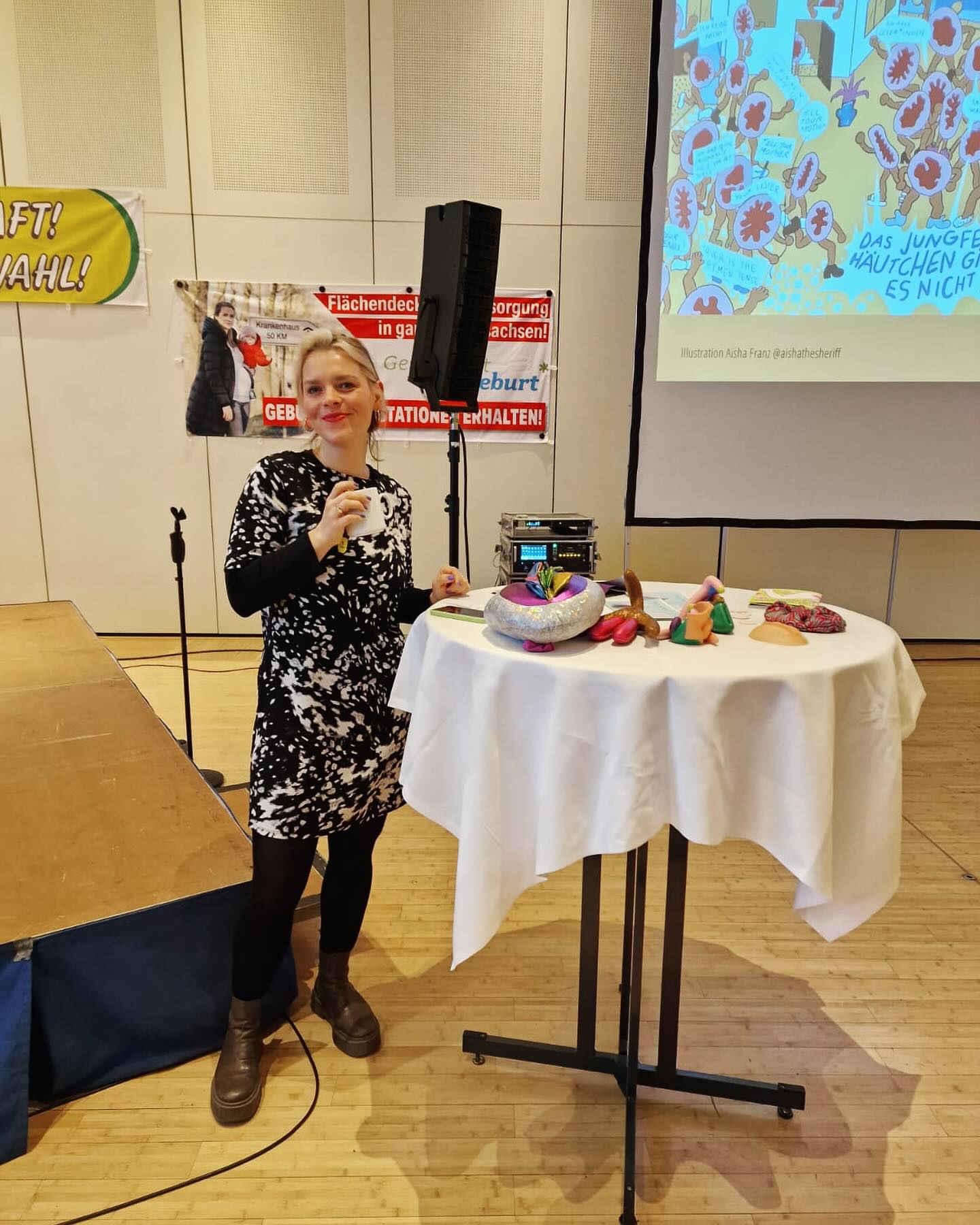 Letzte Woche Landestagung @hebammen_niedersachsen in Hildesheim 🧡 seit 2 Jahren arbeite ich nun mit Hebammen zusammen und es ist so bereichernd für mich. Danke euch für eure Einladung & euren Aktivismus! Ich war sowas von überrascht, wie politisch die Veranstaltung war und bin sehr dankbar für all die Einblicke in euren Arbeitsalltag & Schwierigkeiten & Fortbildungen. Ich hab so einen riesen Respekt vor dieser Berufsgruppe & den alltäglichen Hürden, die sie stemmen müssen💪👏😍💝 Ihr seid großartig!
Hier ein paar Notizen von den Themen:
•Verbundenheit •Internationaler Aktionstag gegen FGM •Verbundenheit gegen gesellschaftlichen Rechtsruck und KKK •Demokratie verteidigen •700000 Gebärende jährlich / häufigster Grund warum ein Krankenhaus aufgesucht wird / welches nicht darauf ausgerichtet ist •Retraditionalisierung •Genderbudgeting im Haushaltsprozess •gender pay gap •gender health gap •Prävention von Beckenbodenstörungen •Mythos: reitende schwangere Personen gebären schmerzhafter •Pessare stützen Organe •Testosteron macht hübsche Muskeln •Wochenbettgymnastik •Babies lernen im Bauch ausatmen durch das rausspucken vom Fruchtwasser / das aktive Ausspucken ist das Imitieren des Ausatmens der schwangeren Person und beruhigt den Vagusnerv •Aktivismus gegen OPs an Vulva & sogenannte Hymenrekonstruktionen sowie Husbandstich •Gewalt in der Geburtshilfe •Vaginale Geburt am Termin
...
Übrigens: Im Herbst biete ich in Göttingen vor Ort ein Seminar an zu Sprache & Diversität. Bei Interesse @hebammen_niedersachsen checken.
Danke vor allem an Christina & Lena für die Orga & den ganzen Support💜💜💜 #hebammen #mythos #dasjungfernhäutchengibtesnicht #schwangerepersonen #vulva #schwangerschaft #geburt #feministischsprechen #transmitkind #transinklusivesprache #verbundenheit #gegenrechts #korcheküchekinder #meineschwangerschaftmeinegeburt #husbandstich #hymenrekonstruktionen #fgm #bvt #Ulrikegeppertorthofer #barbarahartung #ullahenscher #helmutjäger #hilkeschauland #sarahsulman #bettinaschöne #christianeschwarz