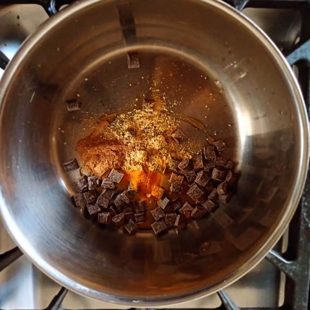 🇫🇷 Chocolat chaud aux épices ☕
🇬🇧 Hot chocolate "aux épices" ☕
Après le lait aux épices, voici le chocolat chaud aux épices ! Encore plus gourmand et sain ! De quoi combler les envies de chocolat hivernales tout en prenant soin de sa santé.
💪 Les bénéfices
🫚 Le curcuma, la cannelle, la cardamome et le gingembre combinés font un excellent anti-inflammatoire, anti-oxydante, anti-bactérien, digestif et stabilisateur de glycémie.
🍫 La poudre de cacao (100% cacao) est riche en Mg, mais aussi flavanoïdes et polyphenols et de ce fait anti-inflammatoire, antihypertensive, régulateur de glycémie et bénéfique au moral (dû à la conversion des flavanoïdes en tryptophan puis serotonine).
🥥 L'huile de coco est riche en Triglycérides à Chaîne Moyenne (MTC). Les MCT à la différence d'autres graisses saturées, sont absorbées et utilisées rapidement par l'organisme. Certaines études l'associent même à un meilleur métabolisme des acides gras, augmentant ainsi le nombre de calories brulées. Ce qui en ferait un allié de choix dans la perte ou la gestion du poids.
Par ailleurs, du fait de ses propriétés anti-microbiennes, anti-fongiques et anti-oxydantes, l'huile de coco soutient la santé de la peau, du sytème nerveux ainsi que du système gastro-intestinal.
🧑🍳 Ingrédients
1-2 pincée curcuma
1-2 pincée cannelle
1-2 pincée cardamome
1-2 pincée gingembre
1 pincée de poivre
1 caf poudre de cacao noire ou 1 carré de chocolat noir (72% minimum)
1/2-1 caf de sirop d'érable ou de miel
1/2 caf huile de coco (sans goût pour ce qui préfèrent)
1 tasse de lait végétal
🇬🇧 Hot chocolate "aux épices" ☕
After the golden milk, here is the hot chocolate "aux épices" ! Even more delicious and healthy! Just what you need to satisfy your winter chocolate cravings while taking care of your health.
For the full recipe go to my FB page "Anne-Luce de Labarthe Nutrithérapie" 😊🌱
#healthy #santé #sansgluten #nutritionfacts #NutritionEducation #chocolate #CoconutOilBenefits #comforting #glutenfreefood #bloodsugarbalance #spicesandherbs #dairyfreerecipes #sanslait