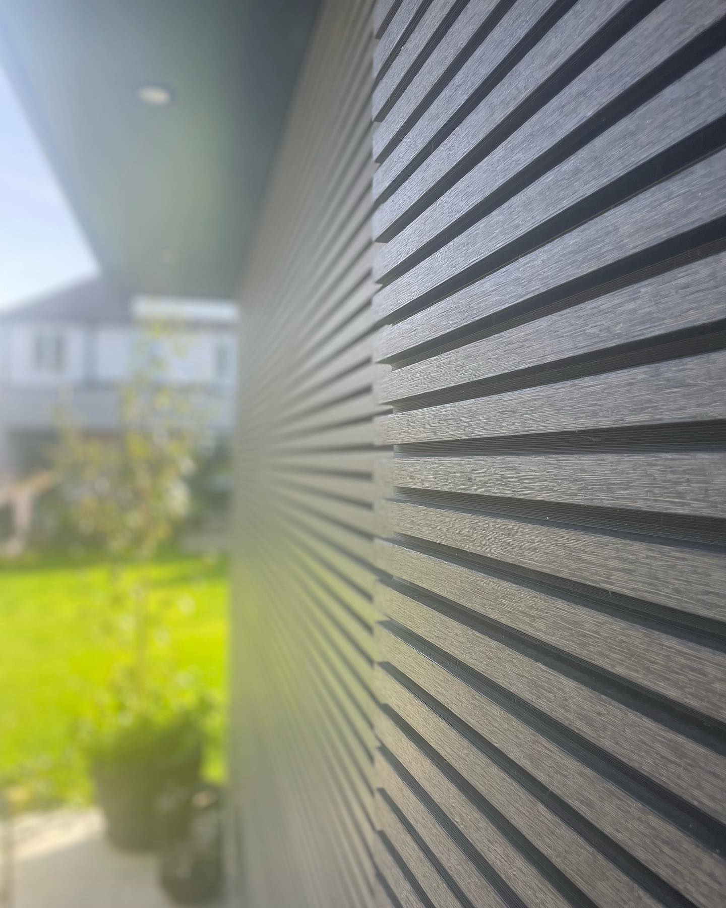 Here simplicity was key! Our client wanted a garden shed /home brewery to be sleek, stylish and blend into the environment. We used @ecoscapeuk cladding. The results are stunning! #murrillbuild #carpentry #chelmsfordbuilders #chelmsfordlandscaping #chelmsfordessex #extensions #loftconversion #summerhouse