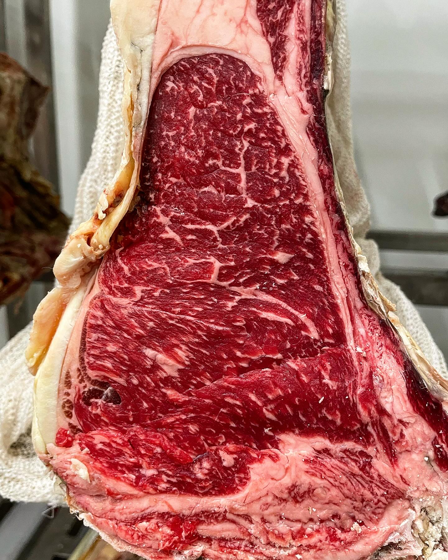 Faux filet racé cherche desesperement plancha, barbecue ou poêle bien moulée pour vivre une romance au déjeuner ou dîner #maturation #viandematuree #noiredebaltique #corbas #boucherielyonnaiseorigine #viandespourlespros