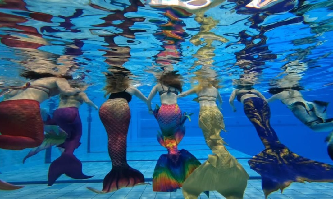 This past weekend was the annual get together for the Hire A Mermaid UK 🧜♀️ team and what a weekend it was. We were also fortunate enough to welcome some more mermaids to the lagoon and we can’t wait to introduce you all to our newest members! It’s going to be a mermazing summer! #watchthisspace
Thank you @mermaid_laguna for sharing this underwater snapshot from the event!
#professionalmermaid #mermaid #mermaidsarereal #mermaidsofinstagram #mermaidtail #mermaidlife #mermaidperformer #mermaids #mermaiding #siren #realmermaid #mermaidmagic #summer #finfolkproductions #mermaidentertainment #hireamermaid #mermaidhair #promermaid #thelittlemermaid #mermaidvibes #thescaleshiftingmermaid #mermaidlove #aquariummermaids #mermaidhairdontcare