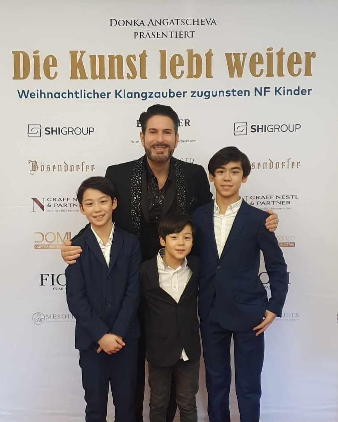 HILFSTÖNE übernahmen Reys @rey.gergov Cello-Reparatur ❤️ Nun kam es zum persönlichen Treffen des talentierten jungen Cellisten und der Familie mit unserem Präsidenten @clemensunterreiner 🎶🤝🎵👍 wo gemeinsam für kranke Kinder gesungen und musiziert wurde 🤝 HILFSTÖNE helfen #ClemensUnterreiner #kammersänger #ViennaBaritone #unterreineropera #unterreiner #intendant #oper #opera #charitygentleman #hilfstoene #operasingers #operalover #musik #news #kultur #OperaNews 📸©️CU | HILFSTÖNE