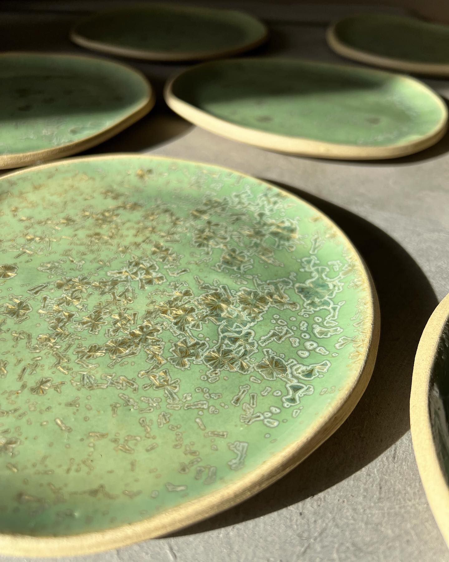 Assiettes Jade sous la lumière ✨
#ceramics #cristal #crystals #ceramic #ceramica #pottery #poterie #artisanat