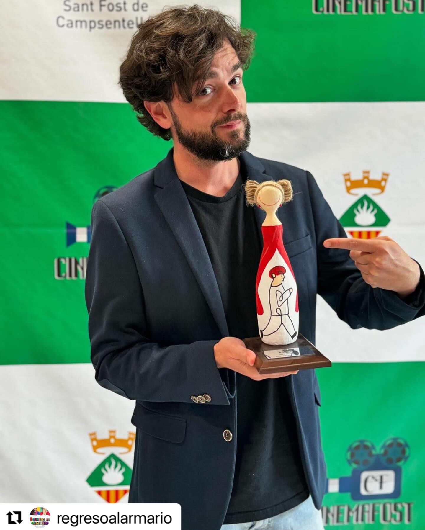 #Repost @regresoalarmario 👏👏
Enhorabuena @geraldbfillmore 🏆 Premio Mejor Actor por @regresoalarmario en el Festival de @cinemafost2024
Dona d'aigua ❤️
REGRESO AL ARMARIO
Una producción de Film More Entertainment LLC & @cosmosfan_com
Con @geraldbfillmore @carocappiello
Música @soymarceandino
Director de Fotografía @juliogares
Diseño de Producción @markoskeyto
Escrito y Dirigido por Gerald Fillmore
Producido por @josefluzo y Gerald Fillmore
Producción Ejecutiva: Gerald Fillmore, José Ángel Delgado, Julio García Escames, Caro Cappiello
Ayudante de dirección @christianrodrigomuro
Ayudante de producción @lauracandelaactriz
Directora de Arte @nat_v_3122
Artista Localización Sean Roach
Vestuario Leonardo Santos
Maquillaje, peluquería y estilismo @natibuja
Ayudanmara/foquista @kellengibbs
Jefe de eléctricos @shulgachy
Jefa de maquinistas @_taylorbalfour
Sonido Directo @old_king_kane
Producción Cosmos @max_la_ratonera
clara.valles.s David Arenas
Coordinación postproducción
Mirella R. Abrisqueta, Pablo Urcola
Montaje: Gerald Fillmore & @sarimafleta_viajera
Etalonaje: Julio García Escames
Créditos @pizzasquad
Diseño de Sonido @_diegoarancibia
“Aquí dejo mi disfraz”
Letra: Marce Andino / Julieta Marcolla
Postproducción: Sintregua Comunicación
Film More Entertainment LLC
Mezcla de Sonido: Harbor Picture Company
Ingeniero de Mezcla: @_diegoarancibia
Distribución @selectedfilmsdistribution