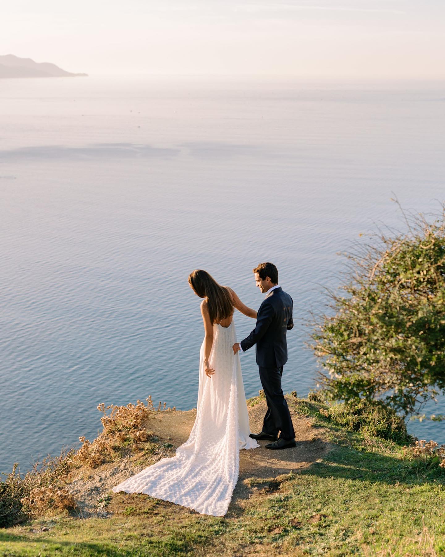 Cuando Maider y Aitor se casaron el pasado dos de septiembre, nos llovió lo de todo un año. Sin descanso.
Y aunque sabemos que lo único que no podemos controlar el día de una boda es el tiempo, los dos lo tenían muy claro, estaban rodeados de su gente y la fiesta no podía parar. Y menudo fiestón! A ver si pronto os enseñamos fotos de aquella noche 🥳 ¡qué locura!
Así que como os imagináis, no pudimos hacer unas fotos sin pasar por agua, nos volvimos a juntar la semana pasada para disfrutar de un atardecer en la costa de Gipuzkoa. Para nosotras era imprescindible que tuvieran un recuerdo de su día y nos lo pusieron súper fácil, además del veroño de Euskadi fue la guinda del pastel.
Mila esker bikote arratsalde pasagattik eta txokolatezko galleta goxoengattik😋😋