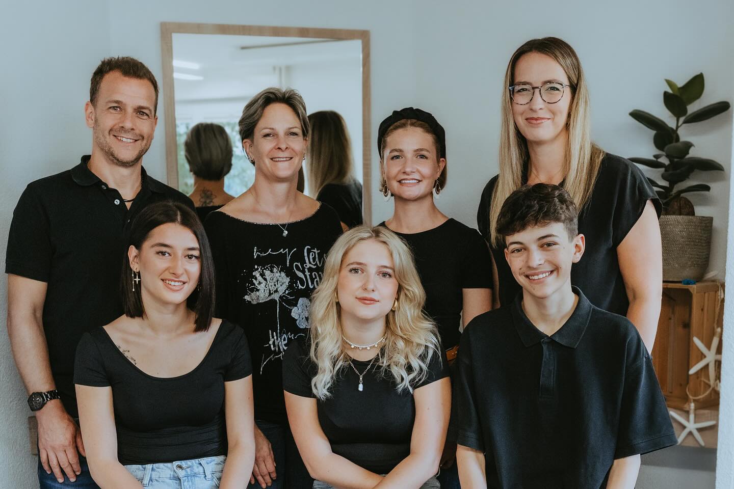 Frage : Wer vo eusem Team isch din Coiffeur/s und wie lang scho?
Foto @nadjabossiphotography
#Zollikhair #Team #Teamfoto #bäretswil #labiosthetique #yvesstöcklimakeup #hairstyles