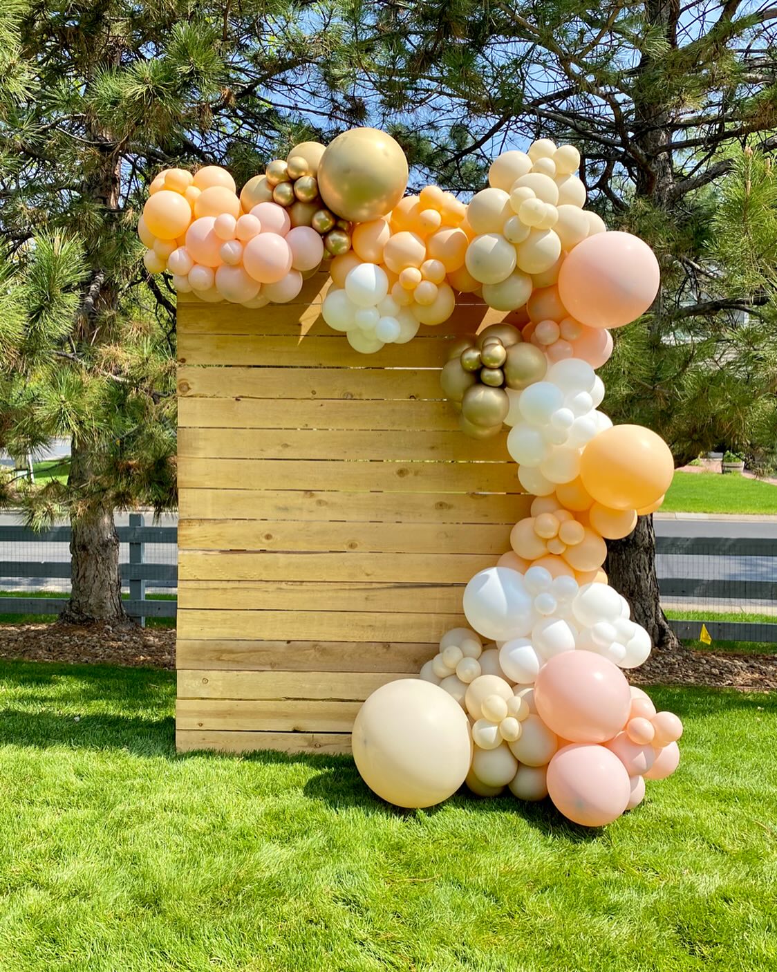 โ๏ธBring on all the outdoor parties!! YAY! Remember to try and go with lighter balloon shades outside to have the *prettiest* results. And always opt for SHADE if at all possible! ๐
Have that indoor backup plan ready too because you know we have a May snowstorm coming when least expected!! ๐ฅฒAlways happens on the busiest graduation party weekend too. #PartyPoppersCO