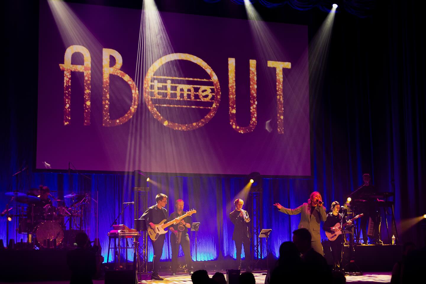 Stora Näringslivsdagen in Örebro! ✅ A pleasure entertaining you all, and to be working together with the great @tobiasperssoncomedian & @kattisahlstrom! 👏🏼
.
.
.
#abouttimesweden #storanäringslivsdagen #conventum #showband