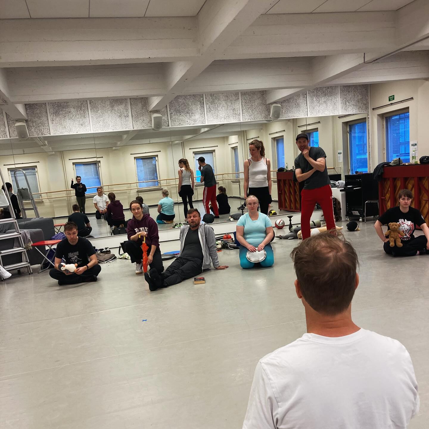 This can probably be now officially declared as the most fun workshop ever! Thank you all for joining and being so awesome!
📸 @anastasiatrizna_asya
#foundweapons #dramaticcombatfinland #nordicstagefightsociety #fightsunday #stagecombattraining #stagefight #happystudents #happyteachers
@nordicstagefight