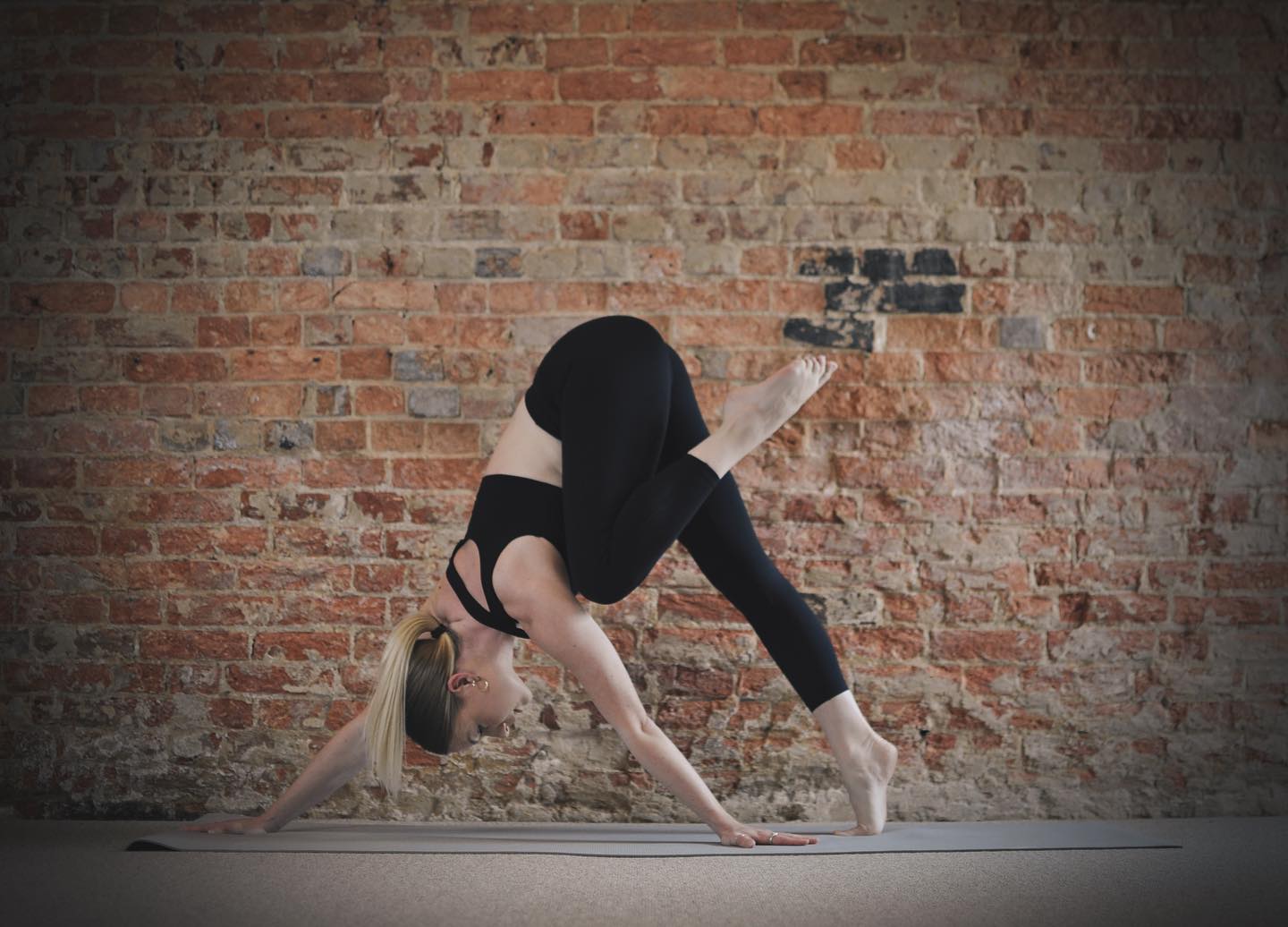 Join me for Vinyasa Flow at @theitalianvilla on Wednesdays 9:30-10:30am ๐ง๐ผโโ๏ธ๐ง๐พโโ๏ธ Book online to secure your place ๐๏ธ See you on the mat ๐ #yoga #italianvilla #vinyasa #sandbanks #kndy