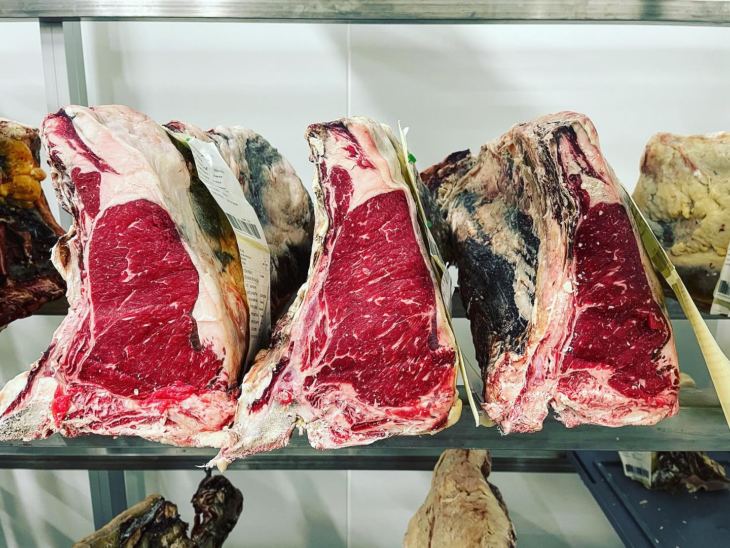 Une belle trilogie bien française de gauche à droite Salers, Normande et Vosgienne…quels beaux finish merci à nos éleveurs et vive la France 🇫🇷 #maturation #corbas ## @boucherie_lyonnaise_origine_