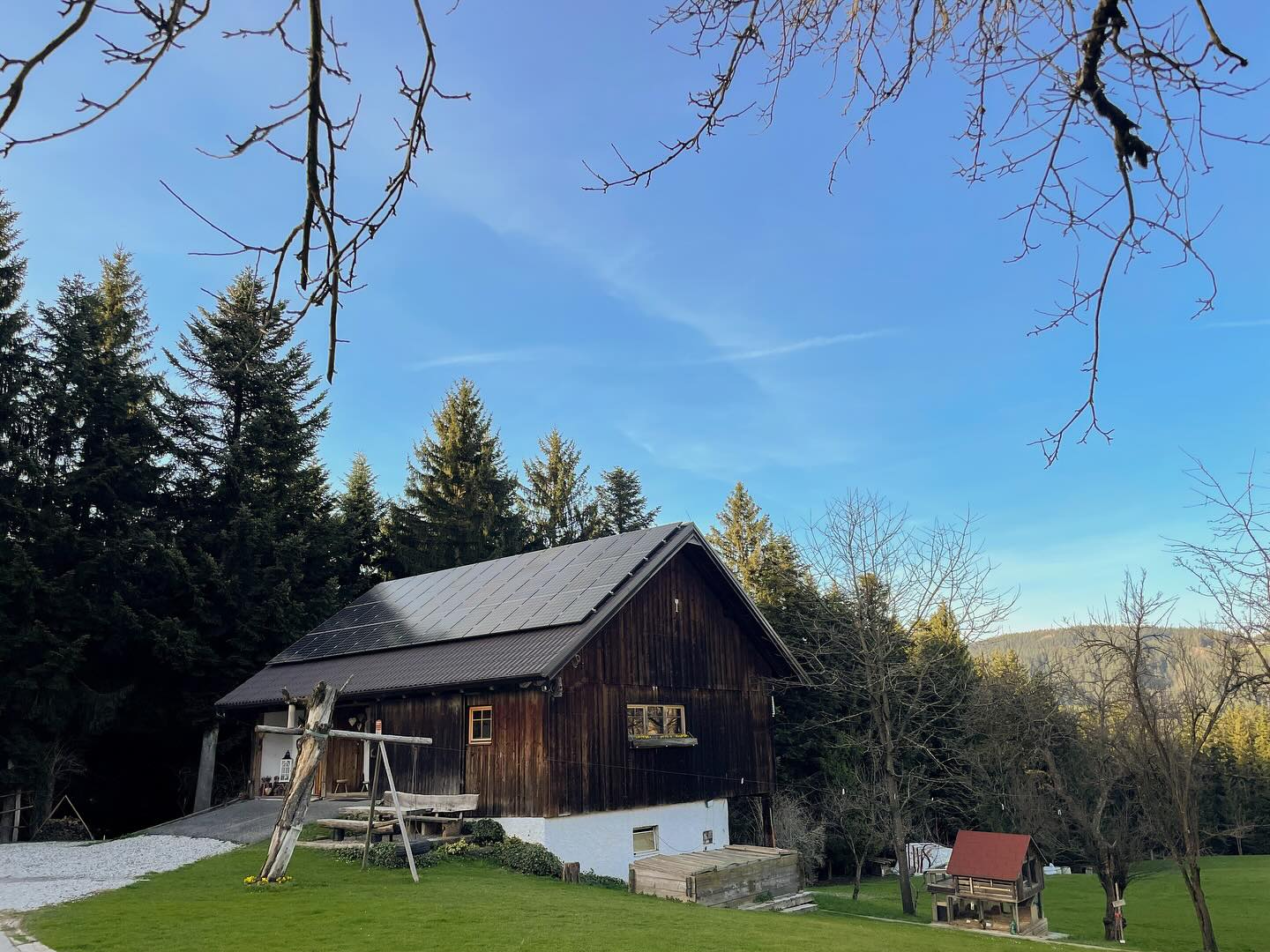 Ko se zima končno poslavlja in narava že drugič prebuja upamo, da je to zadnjič. Odpiramo vrata glamping hiške in kampa ter se veselimo novih začetkov in prijetnih trenutkov v objemu narave. Sezona se lahko začne, dobrodošli v našem zelenem raju! 💐🌿☀️
#PomladJeTu #KmetijateteLene #Glamping #NoviZačetki”