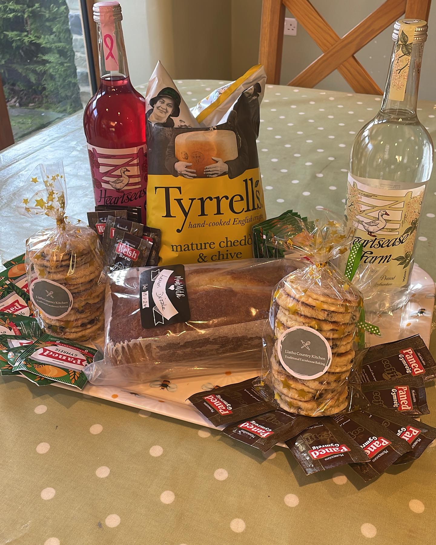 ✨ Welcome Hamper ✨
It’s lovely to be able to welcome guests to The Stables with a little hamper of local goodies.
💫 Drinks from @heartsease_farm just a few miles down the road…
💫 Gorgeous welsh cakes from Llatho Country Kitchen
💫 Tea and coffee from @welshbrewtea
💫 Crisps from @tyrrellsofficial
💫 THE best lemon drizzle cake made by Richard’s mum (we’ve had many many compliments and recipe requests for this!)