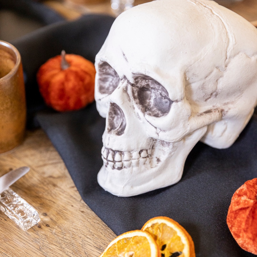 🎃💀 Hello ! 💀🎃
C'est le début de semaine et Halloween approche à grands pas ! 🕷️👻
J'espère que vous êtes prêtes à plonger dans l'esprit festif et à sortir vos plus belles décorations. Cette semaine, je voulais prendre un moment pour prendre de tes nouvelles.
Quelles sont vos plans pour Halloween ?
Des costumes de folie en préparation ?
Ou peut-être des recettes terrifiantes à partager ? 🍬
✨ N’hésites pas à me dire tout ça en commentaire ! J’adore lire tes histoires et tes idées ! Et qui sait, peut-être que je piquerai quelques inspirations pour ma propre fête ! 😉
#cavatadeco #halloweendeco #Décoration #halloween2024 #automne2024