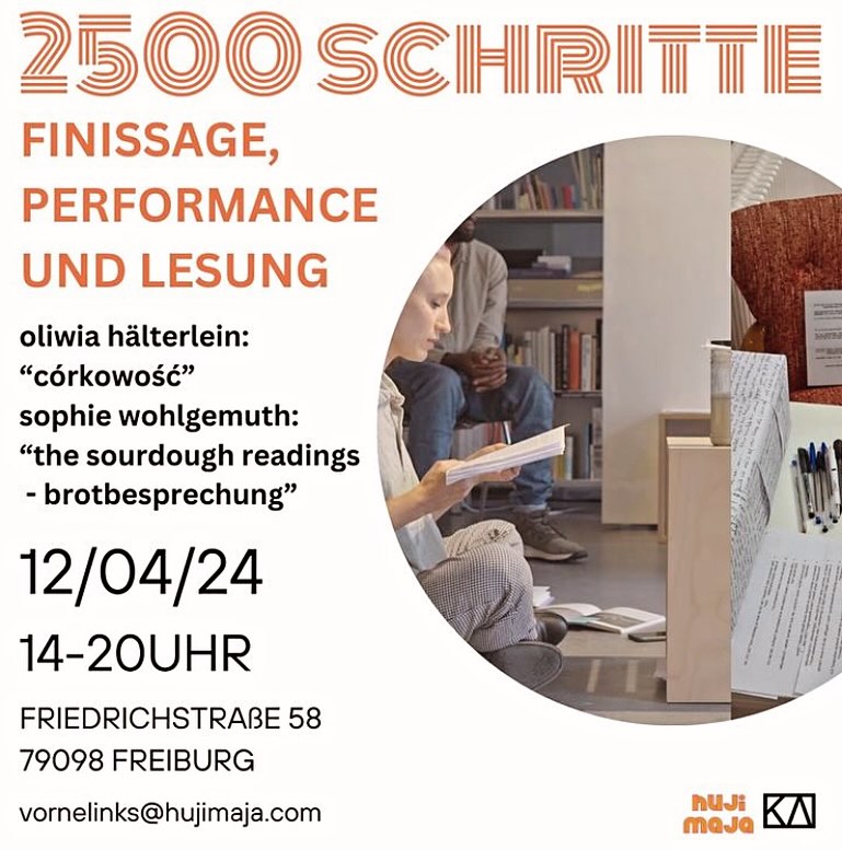 +++ FREITAG, 12.4.2024: Finissage, Performance und Lesung im HUJIMAJA! +++ @hujimaja @kulturaggregat
HUJIMAJA | Ausstellungsraum Vorne Links
Friedrichstr. 58
79098 Freiburg
14–20 Uhr | The Sourdough Readings – Brotbesprechung von Sophie Wohlgemuth @mumukry
20:30 Uhr | Córkowość - Zufällige Lesung
von Oliwia Hälterlein
Eintritt frei
Komm jederzeit dazu
Komm, wie du bist
Bleib, so lang du magst
CÓRKOWOŚĆ ist ein partizipatives literary research Projekt, welches sich mit Tochterschaften, Herkünften, Muttermalen und Großmutterzungen auseinandersetzt. Der Titel ist eine Wortpaarung aus den polnischen Begriffen córka (Tochter) und ciekawość (Neugierde).
Teil 1 - das Schreiben**:
Im Zeitraum vom 02.03. – 11.04.24 haben Besucher*innen zufällig und anonym an Córkowość @kulturaggregat teilgenommen. Die Besucher*innen haben vor Ort** einen Fragenkatalog bekommen, aus dem sie beliebig auswählen können. Die Fragen wurden handschriftlich beantwortet und in eine verschlossene Box geworfen.
Teil 2 – Die Auswertung:
Am 12.04.24 wird die Box geöffnet und es gibt eine Lesung von zufällig ausgesuchten Antworten.
Nach der Performance wird das Geschrieben von mir gesichtet und weiterverwendet/ veröffentlicht.
(Es wird einen Teil 3 - die Verwertungslogik in Köln geben – am 07. Juni -> stay tuned!)
**Weshalb ein Schreibprojekt an einem öffentlichen, wenn auch künstlerischen Raum?
Das gemeinsame Schreiben und Nachdenken über die eigene Tochterschaft, Herkunft und Familiensprache an einem dafür bestimmten Ort – an einem kleinen Tisch mit zwei Stühlen, zu einer bestimmten Öffnungszeit inmitten anderer Besucher*innen sitzend – ergänzen das Projekt um einen performativen Charakter. Was passiert, wenn ich als schreibende Person ganz unerwartet an meine Ahninnen denke und an einem öffentlichen Raum plötzlich abtauche in meine private Schreibsphäre? Was schreibe ich, wenn ich mich vorher nicht vorbereiten konnte
auf die Fragen? Welche Worte und Sätze werden dadurch aktiviert? Welchen Unterschied macht es, dass ich anonym bleibe? Und wann schreiben Menschen noch von Hand?
#finissage #corka #ciekawosc #tochterschaft #caringisscary #dieteig #lesung #performance