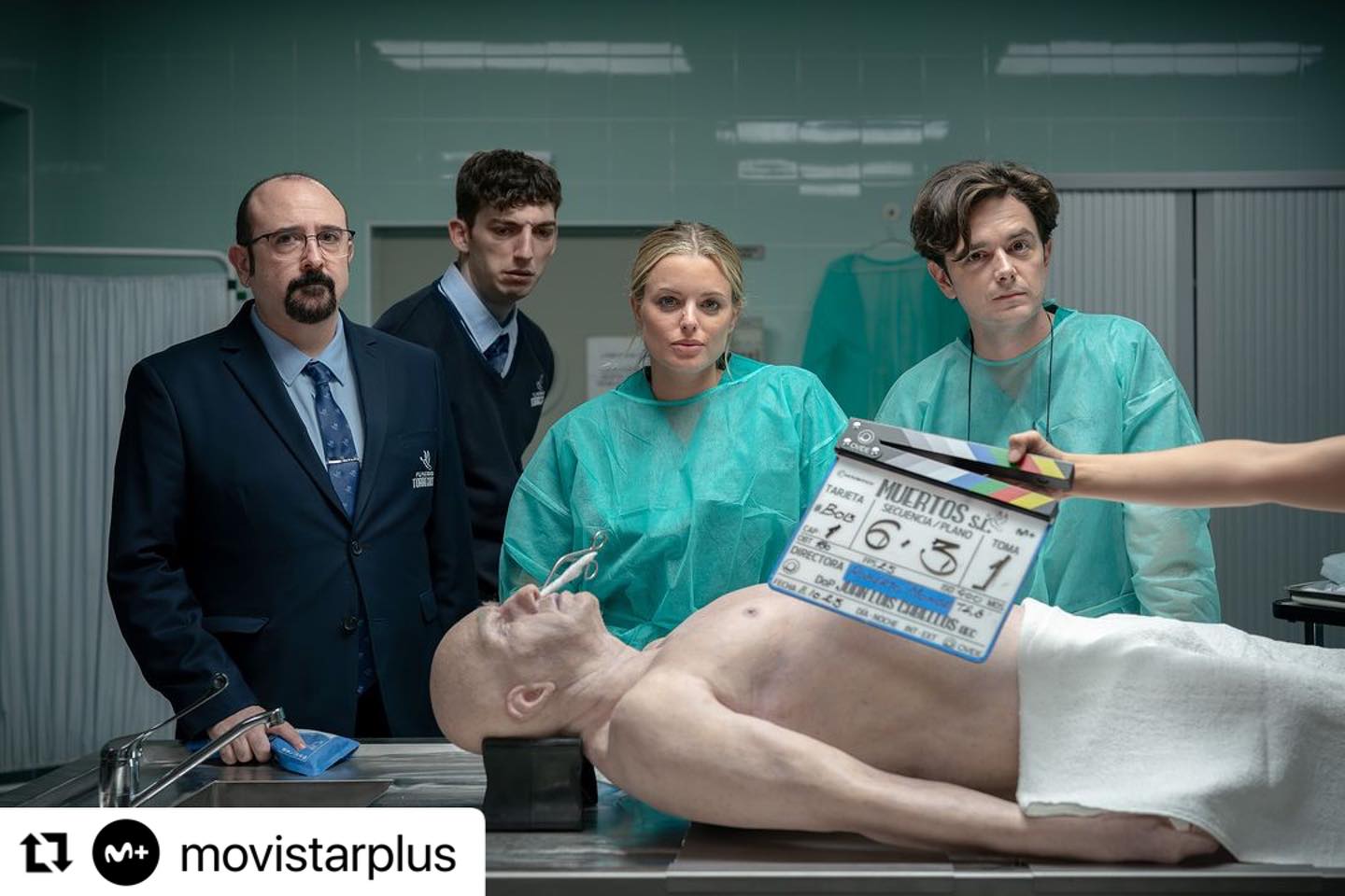 #Repost @movistarplus
🎬 Primera imagen del rodaje de #MuertosSL, la nueva serie de 𝐀𝐥𝐛𝐞𝐫𝐭𝐨 y 𝐋𝐚𝐮𝐫𝐚 𝐂𝐚𝐛𝐚𝐥𝐥𝐞𝐫𝐨, creadores de #AquíNoHayQuienViva, #LaQueSeAvecina y #MachosAlfa.
📅 𝟐𝟎𝟐𝟒. ESTRENO exclusivo en #MovistarPlus 📅
⚱️ #MuertosSL es una sitcom ambientada en una 𝐟𝐮𝐧𝐞𝐫𝐚𝐫𝐢𝐚 y está protagonizada por 𝐂𝐚𝐫𝐥𝐨𝐬 𝐀𝐫𝐞𝐜𝐞𝐬, 𝐀𝐬𝐜𝐞𝐧 𝐋𝐨́𝐩𝐞𝐳, 𝐆𝐞𝐫𝐚𝐥𝐝 𝐁. 𝐅𝐢𝐥𝐥𝐦𝐨𝐫𝐞, 𝐒𝐚𝐥𝐯𝐚 𝐑𝐞𝐢𝐧𝐚, 𝐀𝐢𝐭𝐳𝐢𝐛𝐞𝐫 𝐆𝐚𝐫𝐦𝐞𝐧𝐝𝐢𝐚, 𝐑𝐨𝐪𝐮𝐞 𝐑𝐮𝐢𝐳, 𝐋𝐨𝐫𝐞𝐚 𝐈𝐧𝐭𝐱𝐚𝐮𝐬𝐭𝐢, 𝐃𝐢𝐞𝐠𝐨 𝐌𝐚𝐫𝐭𝐢́𝐧, 𝐀𝐝𝐫𝐢𝐚𝐧𝐚 𝐓𝐨𝐫𝐫𝐞𝐛𝐞𝐣𝐚𝐧𝐨, 𝐋𝐮𝐜𝐢́𝐚 𝐐𝐮𝐢𝐧𝐭𝐚𝐧𝐚, 𝐉𝐮𝐚𝐧 𝐌𝐢𝐠𝐮𝐞𝐥 𝐁𝐚𝐭𝐚𝐥𝐥𝐞𝐫, 𝐀𝐦𝐚𝐢𝐚 𝐒𝐚𝐥𝐚𝐦𝐚𝐧𝐜𝐚 y 𝐁𝐚́𝐫𝐛𝐚𝐫𝐚 𝐒𝐚𝐧𝐭𝐚-𝐂𝐫𝐮𝐳.
🗣 "𝑁𝑜𝑠 𝑎𝑝𝑒𝑡𝑒𝑐𝑖́𝑎 𝑚𝑢𝑐ℎ𝑜 ℎ𝑎𝑏𝑙𝑎𝑟 𝑠𝑜𝑏𝑟𝑒 𝑒𝑠𝑡𝑒 𝑡𝑒𝑚𝑎, 𝑞𝑢𝑖𝑧𝑎́𝑠 𝑒𝑠 𝑙𝑎 𝑐𝑟𝑖𝑠𝑖𝑠 𝑑𝑒 𝑙𝑎 𝑚𝑒𝑑𝑖𝑎𝑛𝑎 𝑒𝑑𝑎𝑑, 𝑞𝑢𝑒 𝑦𝑎 𝑡𝑒 𝑝𝑜𝑛𝑒 𝑒𝑛 𝑐𝑜𝑛𝑡𝑎𝑐𝑡𝑜 𝑐𝑜𝑛 𝑡𝑢 𝑝𝑟𝑜𝑝𝑖𝑎 𝑚𝑜𝑟𝑡𝑎𝑙𝑖𝑑𝑎𝑑. 𝐴𝑑𝑒𝑚𝑎́𝑠, 𝑞𝑢𝑒𝑟𝑖́𝑎𝑚𝑜𝑠 ℎ𝑎𝑐𝑒𝑟 𝑢𝑛𝑎 𝑠𝑒𝑟𝑖𝑒 𝑑𝑒 𝑎𝑚𝑏𝑖𝑒𝑛𝑡𝑒 𝑙𝑎𝑏𝑜𝑟𝑎𝑙, 𝑞𝑢𝑒 𝑒𝑟𝑎 𝑢𝑛𝑎 𝑑𝑒 𝑙𝑎𝑠 𝑝𝑜𝑐𝑎𝑠 𝑐𝑜𝑛𝑣𝑖𝑣𝑒𝑛𝑐𝑖𝑎𝑠 𝑞𝑢𝑒 𝑛𝑜𝑠 𝑓𝑎𝑙𝑡𝑎𝑏𝑎𝑛 𝑝𝑜𝑟 𝑡𝑟𝑎𝑡𝑎𝑟".