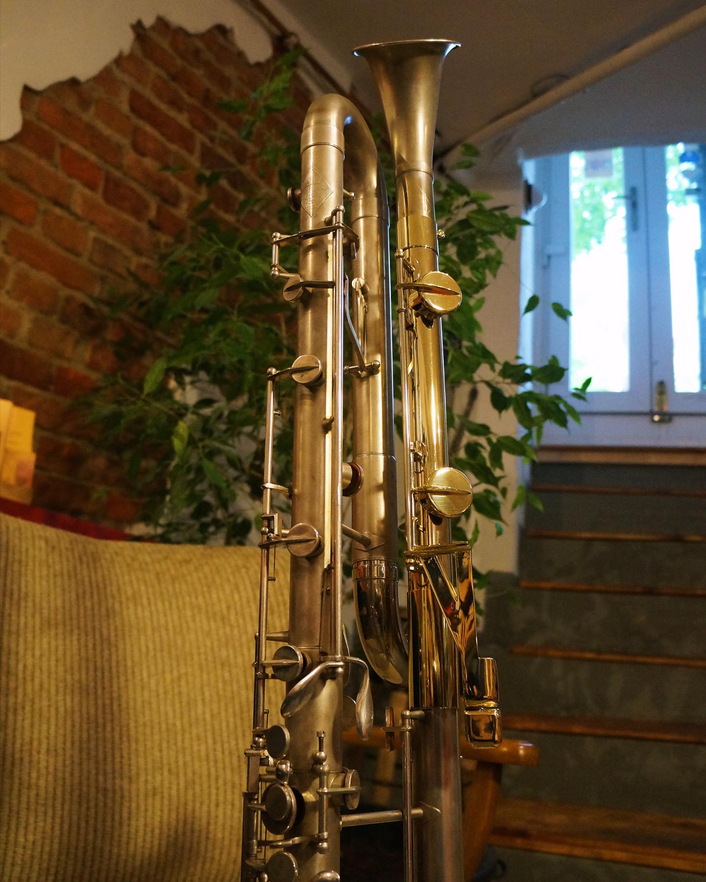 Was für ein schönes Projekt. Eine Leblanc Kontrabassklarinette wurde in Zusammenarbeit mit Eppelsheim Blasinstrumente verlängert und spielt jetzt bis tief C (ca. 29 Hz). Die Verlängerung ist modular, das Instrument lässt sich also im Originalzustand bis tief D spielen oder mit aufgesteckter Verlängerung eben bis tief C.
#contrabassclarinetist #clarinet #woodwinds #lowclarinet #rixdorf #wildwoodwind #howlowcanyougo #craftsmanship #contrabassclarinet