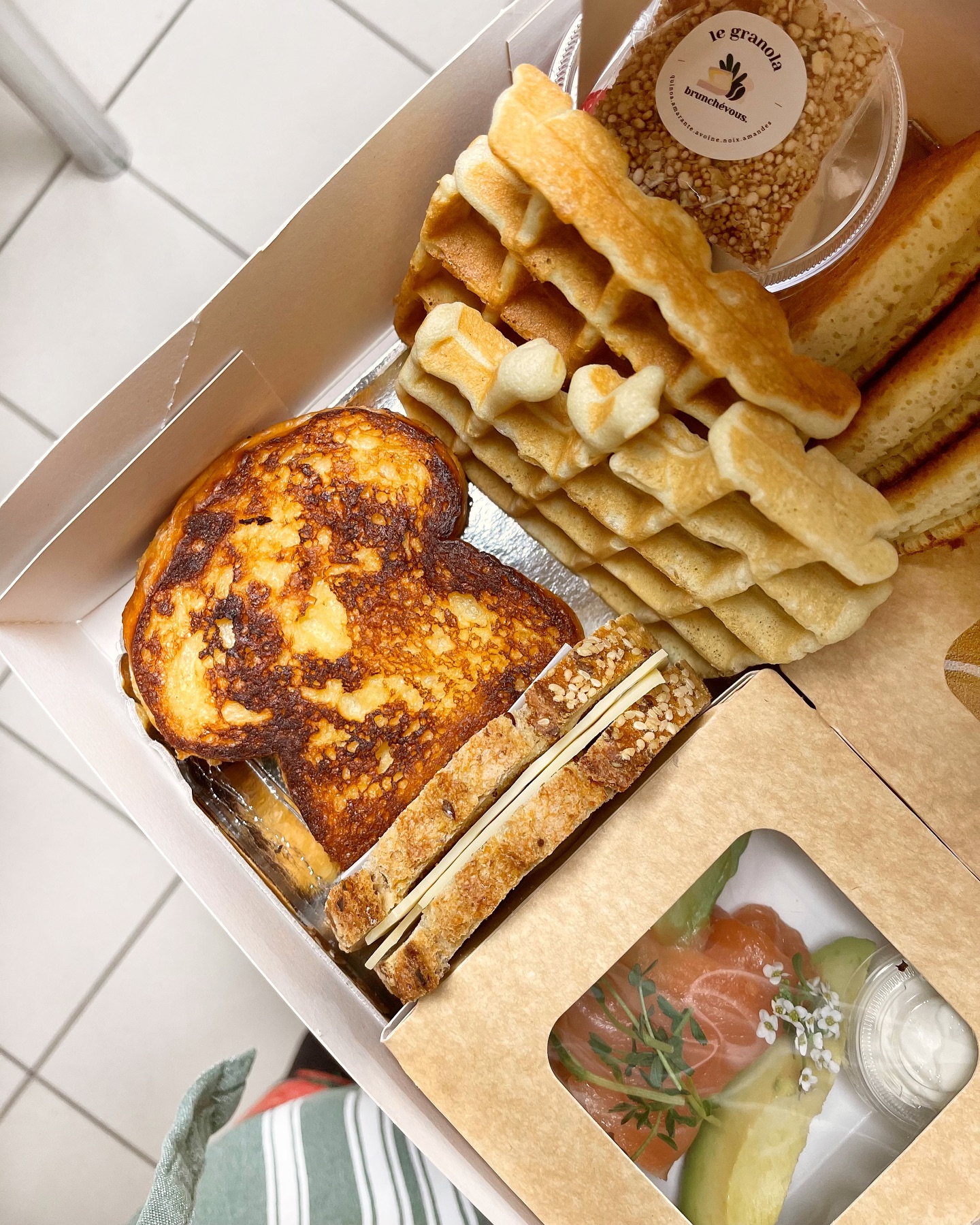 Le French toast maison parfait se retrouve tous les dimanches dans votre brunch box ! đ€Șđ
#brunchevous #brunchbox #food #waffle #waffles #pancakes #pancakelover #frenchtoast #brunch #foodinstagram #brunch #brunchtime #brunchhautesavoie #brunchdudimanche #packaging #stcergues #machilly #juvigny #veigy #veigyfoncenex #loisin #lucinges #bonsenchablais #douvaine #villelagrand #fillinges #nangy #bonne #ballaison #cranvessales #vetrazmonthoux