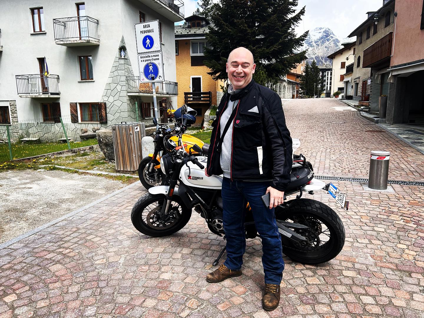 With Chris, from the UK, we did a gentle tour to the Alps, stopping for lunch in a very typical trattoria. We couldn’t, then, miss a tribute to the Moto Guzzi Factory, since Chris rides a V7 which makes he happy at home. Great experience with him, but I’m sure it won’t be the last one.
#lakecomomotorbike #motoguzzi #ducatiscrambler #madesimo #alps #motorcylingtours