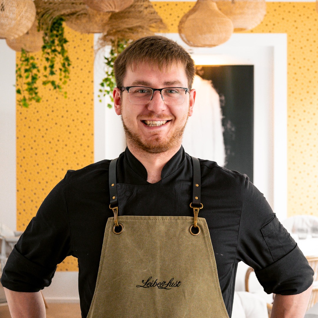 Einer von unseren beiden Küchenchefs: David 🧑🏼🍳
Geschmackszauberer und zuständig für beständig gute Laune.
Küchenchef Julian stellen wir euch in den nächsten Tagen vor!
#leibeslust #leibeslustmünster #esseninmünster #münstergehtaus #Münster #finedining #österreichischeküche