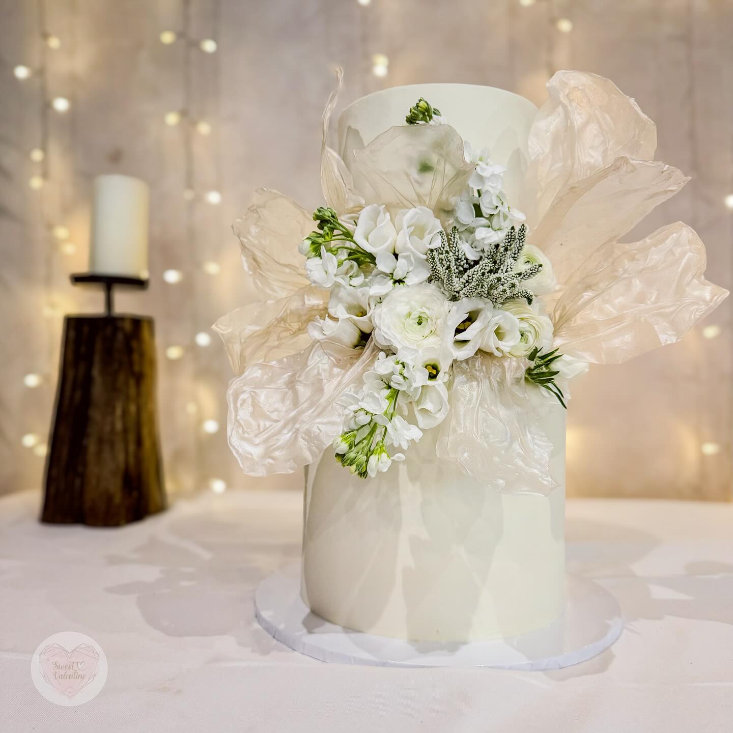 🤍 Wedding Day 🤍
Huge congratulations to R&C who married at @the_priests_house
Sails are a great way to add a unique feature to a cake, particularly when tied in with a cluster of beautiful flowers and a little pop of greenery 😍 add some background fairy lights to complete the look ✨
.
.
.
#cakedecorating #cakestyle #cakeart #igcakes #buttercream #leeds #westyorkshire #leedsbaker #tiercake #weddingcakesideas #weddingcake #weddingcakedesign #bespokeweddingcakes #weddingcakeinspiration #prettyweddingcakes #texturecake #uniqueweddingcakes #weddingcakeinspo #whiteweddingcake #whitecake #texturedcake #prettywedding #sailcake