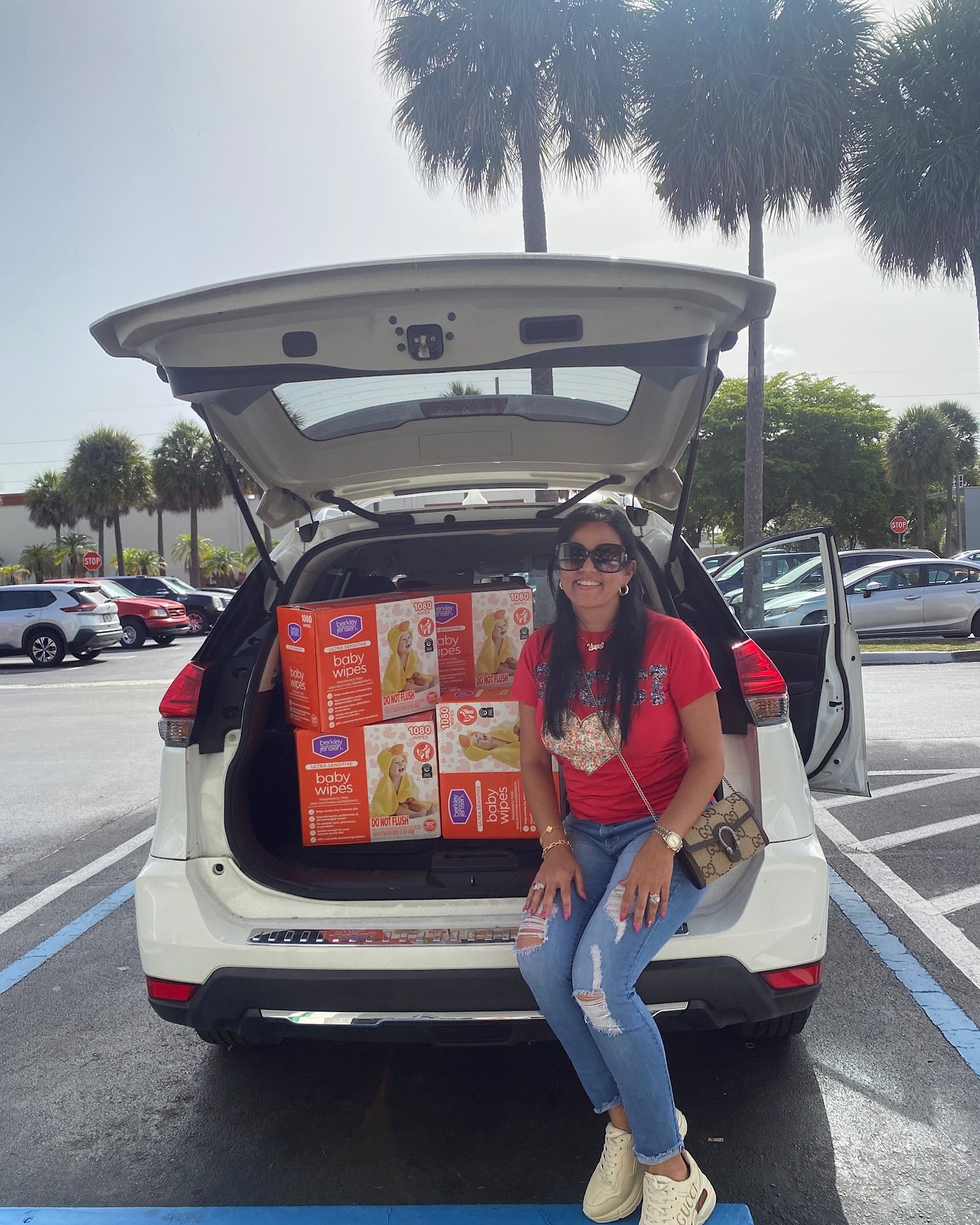 🇺🇸 Your help is very important, and today @yanimariposa is taking your donations to the warehouse under the slogan “Together we rise, together we shine.” Everyone can contribute their bit; we’re waiting for you. 🌟❤️ #GFF @camilaguiribitey , @la_mamilover #GuiribiteyFamilyFoundation #CommunitySupport #TogetherWeRise #TogetherWeShine
🇪🇸 La ayuda de ustedes es muy importante y el día de hoy @yanimariposa está llevando sus donaciones al almacén bajo el lema “Juntos nos levantamos, juntos brillamos.” Todos podemos aportar nuestro granito de arena; te esperamos. 🌟❤️ #GFF @camilaguiribitey , @la_mamilover #GuiribiteyFamilyFoundation #ApoyoComunitario #JuntosNosLevantamos #JuntosBrillamos