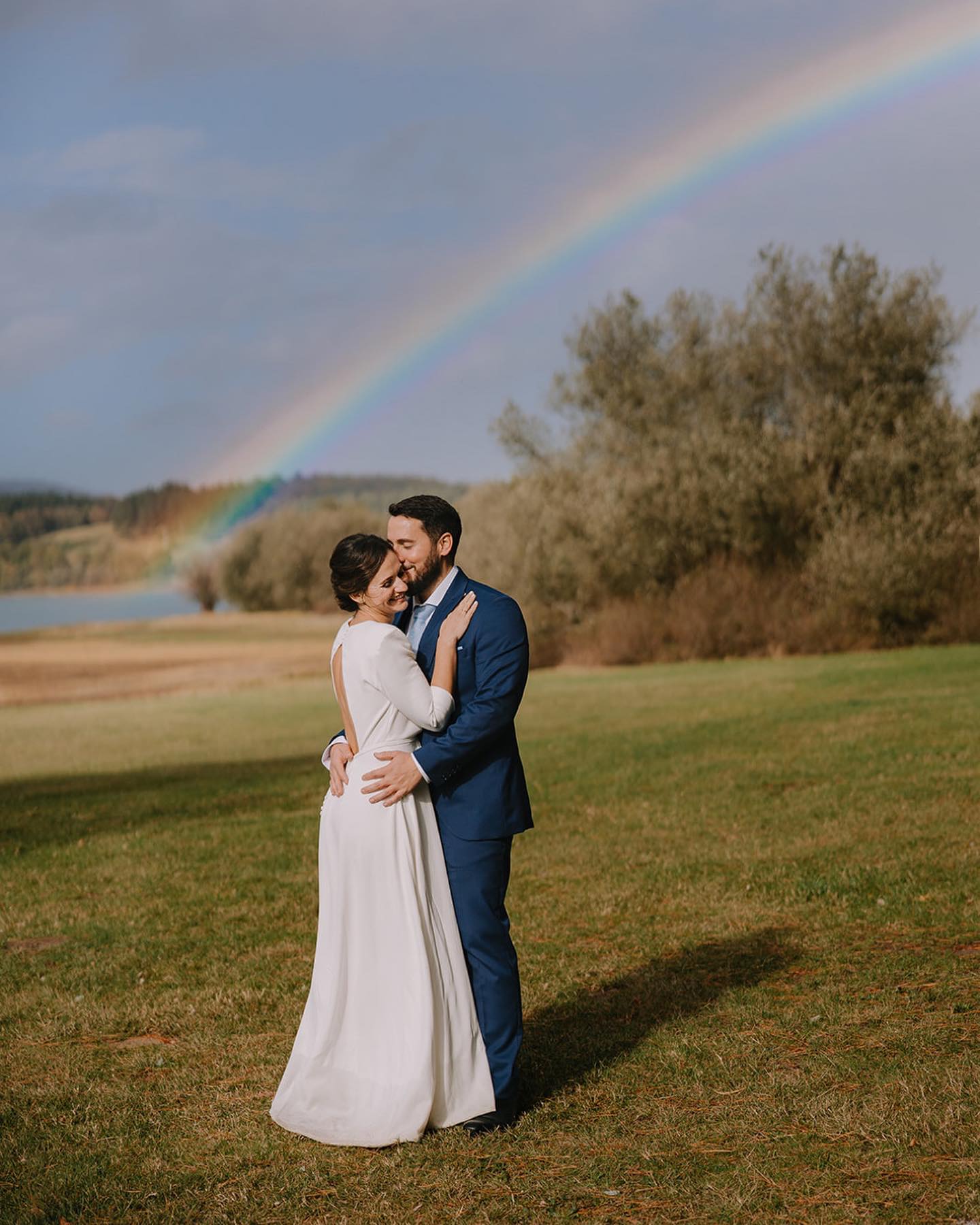 El sábado pasado, Nerea y Mikeldi celebraron una boda pequeña y familiar, en un lugar muy especial para ellos, un molino cerca de su casa. Aunque el pronóstico del tiempo anunciaba lluvia para la hora de la ceremonia, no dejaron que eso arruinara su día. Comenzamos la sesión de pareja bajo una fuerte lluvia, pero a N&M no les importó en absoluto. Tanto si tenían paraguas como si no, disfrutaron de cada momento con alegría y mucho amor. De repente, salió el sol y nos regaló un arcoíris. Fue un giro inesperado y mágico para su día especial. Zorionak Nerea y Mikeldi! Eskerrik asko por regalarnos un fin de temporada tan especial!
@aliciaruedaatelier
@aliciarueda_bridal_collection
@ibanezceremonia
@lamiak_peluqueras
@anajevi
@floresenelcolumpio
@hotelpalacioelorriaga
@flordeasoka
@anagram_novias