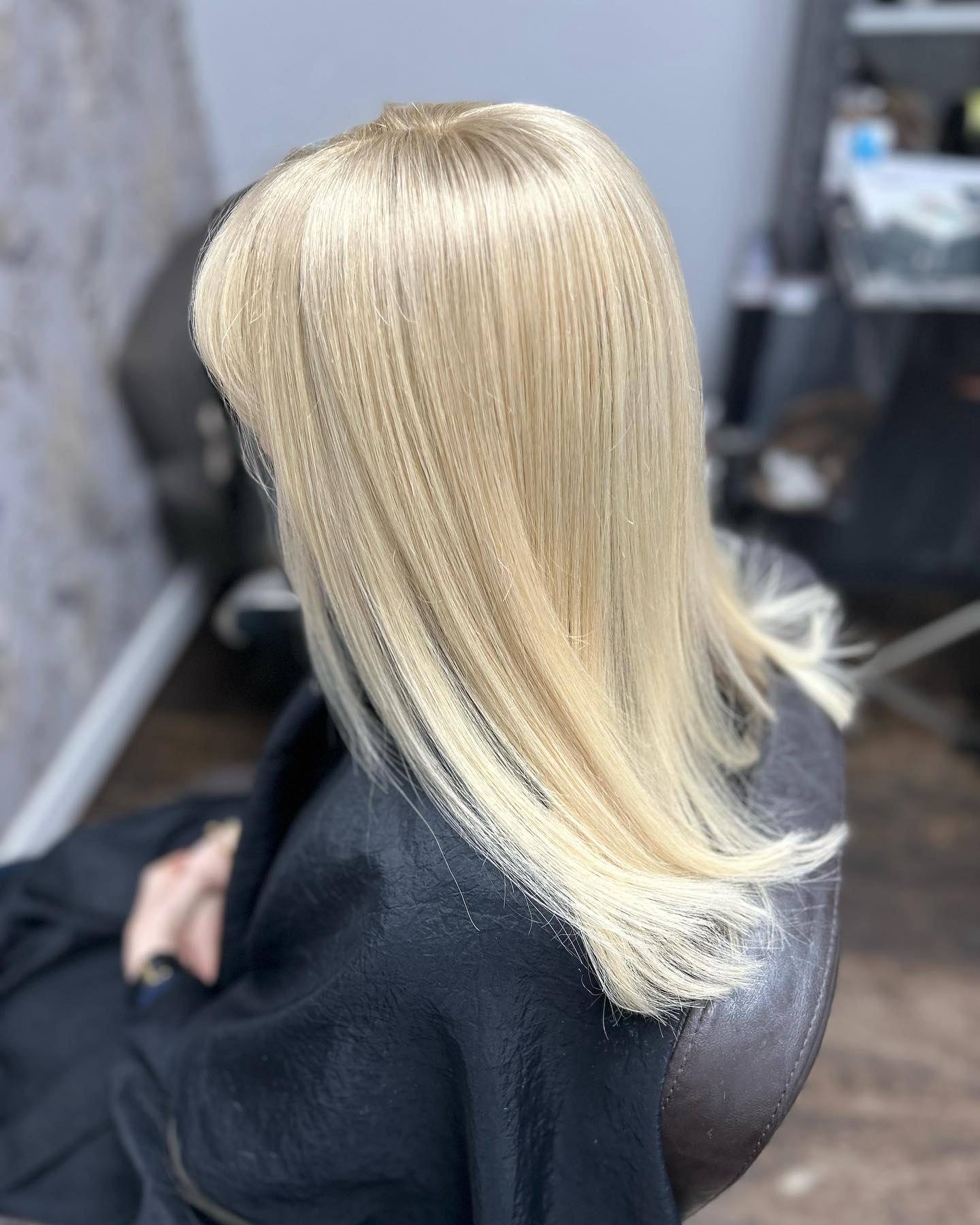 You would never know this is an integrated system. It looks so natural. 😍 My client told me she is completely unaware of it it’s so comfortable. I took 4.5 hours yesterday morning colouring and building her a new system. I gave her a root shadow and toned and used micro flat wefts for a sleek finish 👌
.
.
.
.
.
#lacetopwigs #lacefrontwigs #lacewigs #wigs #lacefrontal #alopecia #areata #hairloss #hairreplacements #bespokewigs #customcolouredwigs #handmadewigs #wigbuilding #hairintegration #laceintegration #hairextensions #weave #hairlossspecialist #trichologist #trichology #hairlosssolution #hairlosssalon #hair