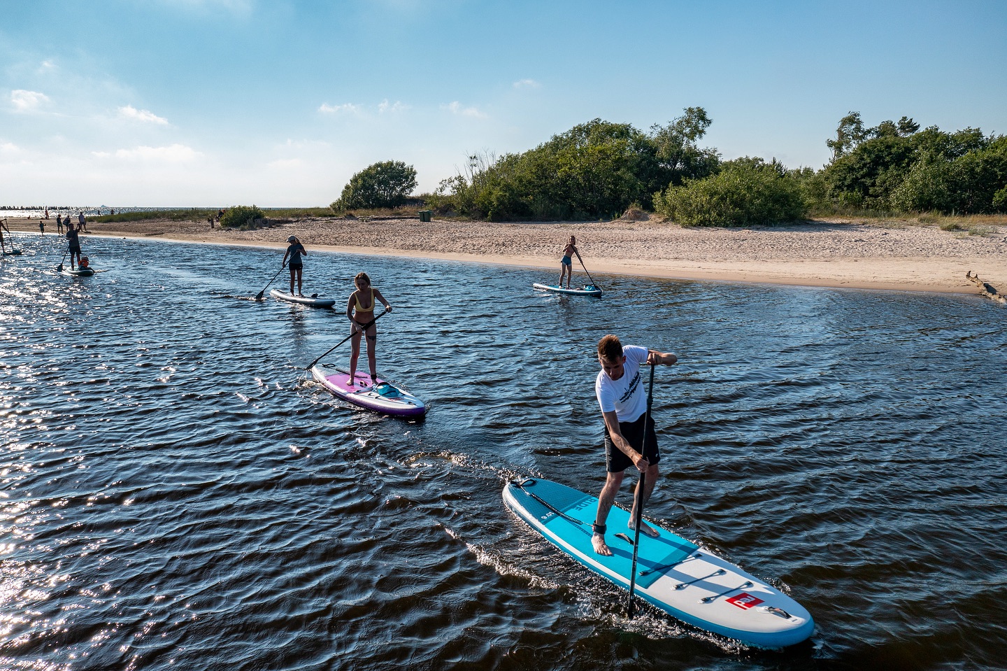 TEGUL PRASIDEDA GIMTADIENIŲ VASARA! 🎂
Teisingai, PRASIDEDA! 🎉 Paskutinės rugpjūčio savaitės goSUP komandoje būna džiugiausios, nes švenčiame ne tik dar vieną sezoną, pilną nuotykių, tobulėjimų, susitikimų ir naujų pažinčių su Jumis, bet ir GIMTADIENIUS.
Didžioji mūsų komandos dalis savo gimimo dienas mini būtent rugpjūčio paskutinėmis savaitėmis. Žvakučių pūtimas pertraukose tarp turų ar pamokų tapo jau neatsiejama vasaros sezono pabaigos dalimi. Ta proga, dovanomis norime pasidalinti ir su Jumis! 💐🎁
🥳 Nuo šiandien visiems likusiems tvarkaraštyje esantiems sezono turams skelbiame -15% nuolaidą - perkant bilietus nuolaidos laukelyje rašykite: DOVANA.
Susitinkame švęntiškai uždaryti vasarą ant vandens!