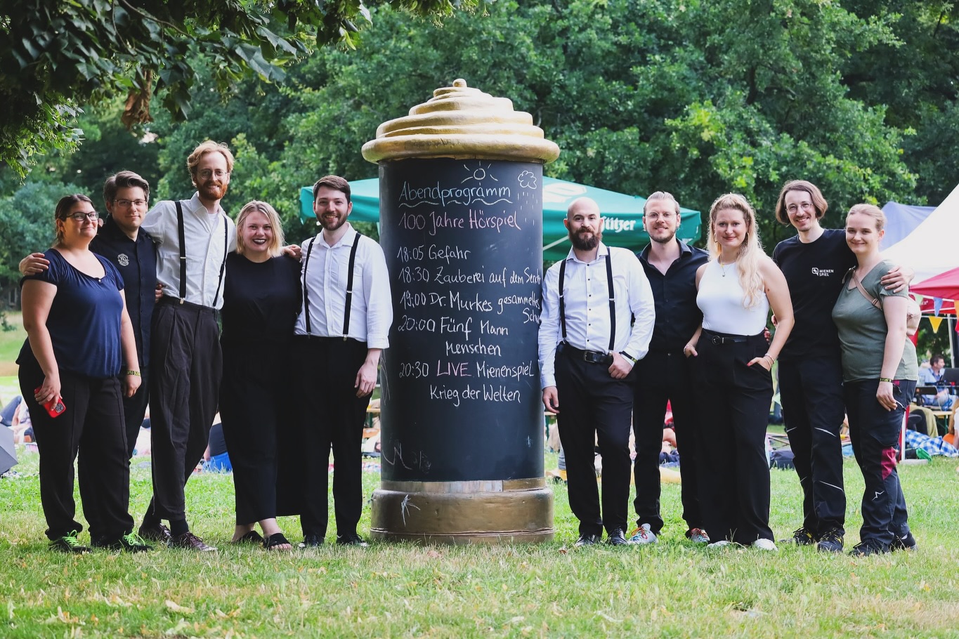 ☀️ Rückblick auf den wunderschönen @hoerspielsommer in #leipzig. 🌝
Ausblick auf das neue Livehörspiel Gellhorn im August.
Schön war‘s! Vielen lieben Dank an alle die unser Kommen möglich gemacht haben ! Großes Dank an @lysann_schlaefke ❤️🩷
Schön wird‘s! Ich freue mich auf die Auftritte in der @diekulturei 🩷❤️
Gruppenbild : @silvianderbooks
Gellhorn: @philipp.neuweiler
Weitere Infos @theatermienenspiel
#geräuschemacher #geräuschemacherin #livehörspiel #livegeräusche #foleyartist #womeninsound #womensupportingwomen #womeninsoundengineering #leipzigcity #mainzgefühl #mainzamrhein #kulturei @campusmainz @allgemeinezeitung #ilovemyjob #instadaily #phdlife #frankfurt